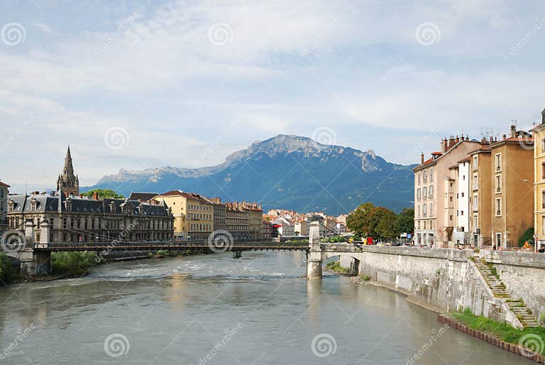 Ansicht Von Grenoble Mit Dem Breiten Fluss Isere. Stockfoto Bild von