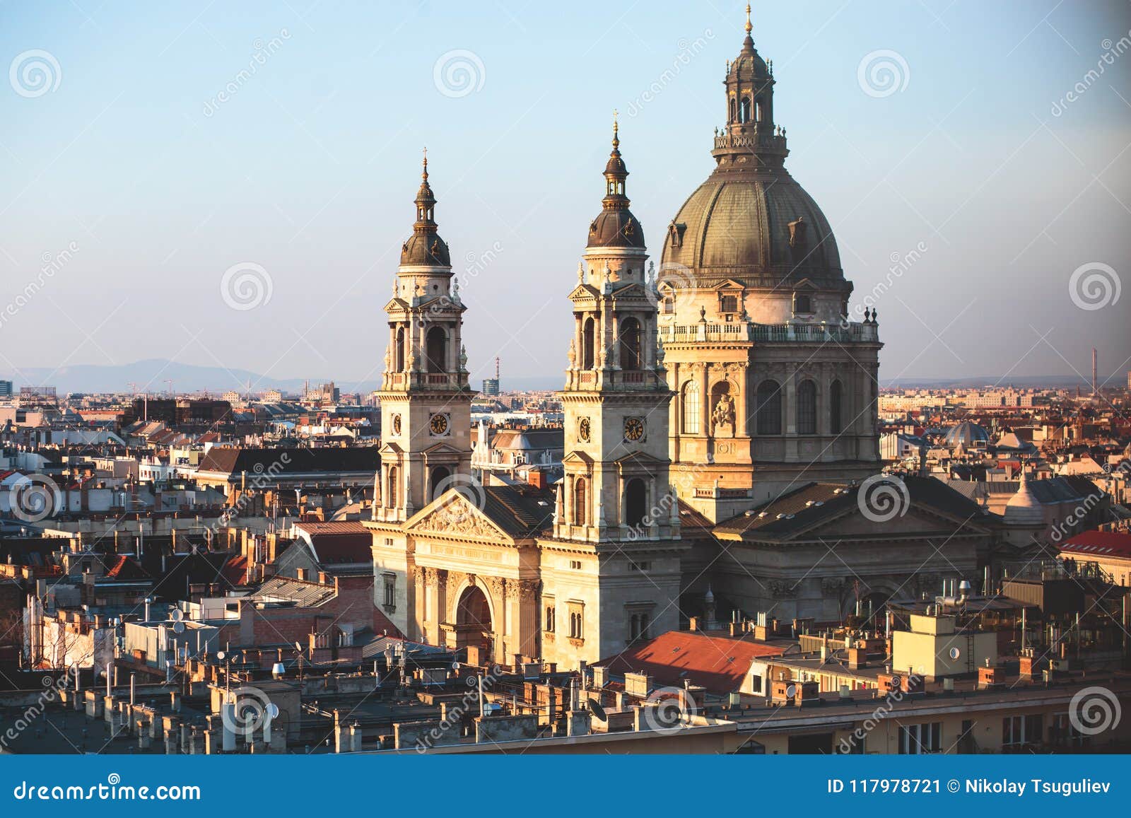 Ansicht von St- Stephen` s Basilika, eine römisch-katholische Basilika in Budapest, Ungarn, sonniger Tag des Sommers. Ansicht von St- Stephen` s Basilika, eine römisch-katholische Basilika in Budapest, Ungarn, Sommertag