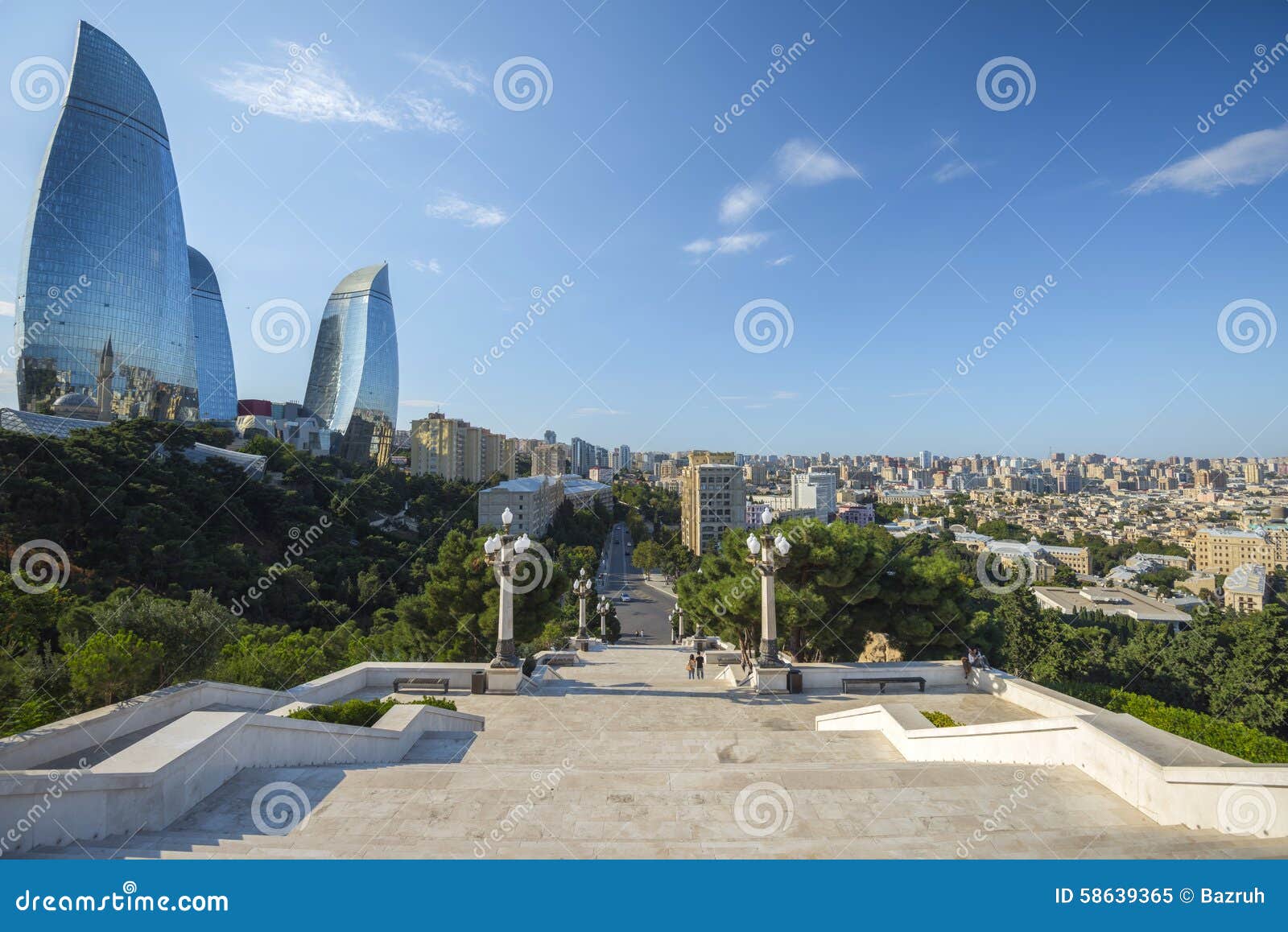 Ansicht zu Baku-Stadt vom Hochlandpark, Marmortreppe. Architektur von Baku-Stadt, Aserbaidschan-Republik