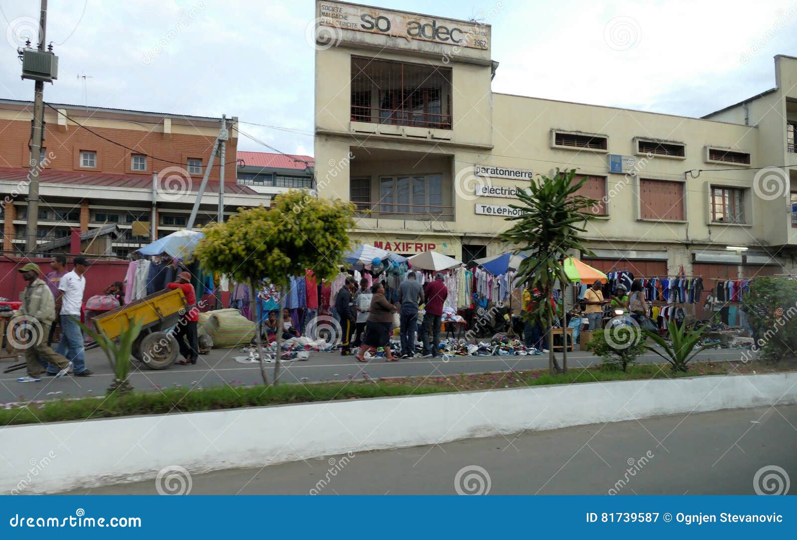 Antananarivo, Madagaskar 24. NOVEMBER 2016: Leutetätigkeit herein. Antananarivo, Madagaskar 24. NOVEMBER 2016: Leutetätigkeit in Antananarivo, Madagaskar