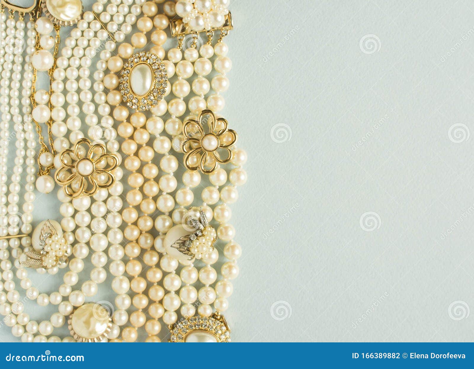 Antecedentes De Las Perlas Joyas De Mujer De Joyas De época Bonito Tono Dorado Y De Perlas, Pulseras, Collar Foto de archivo - Imagen de flor, hoja: 166389882