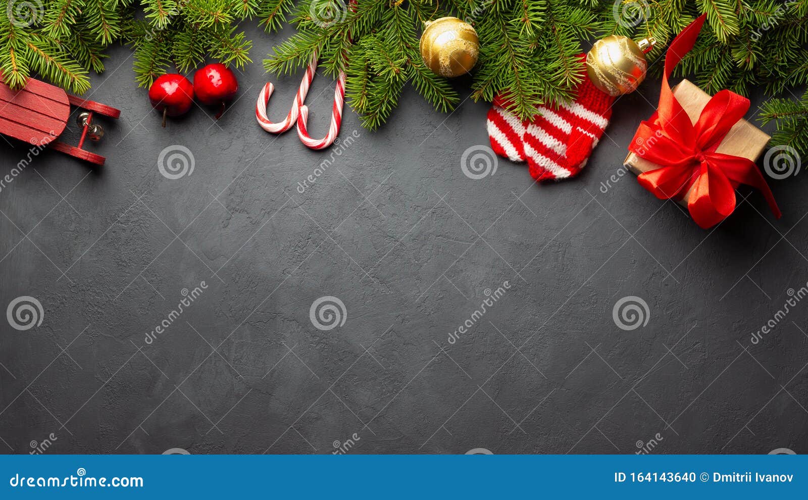 Antecedentes Escuros De Natal Ou Ano Novo Árvore De Fogo E Decoração De  Xmas Foto de Stock - Imagem de abeto, cumprimento: 164143640