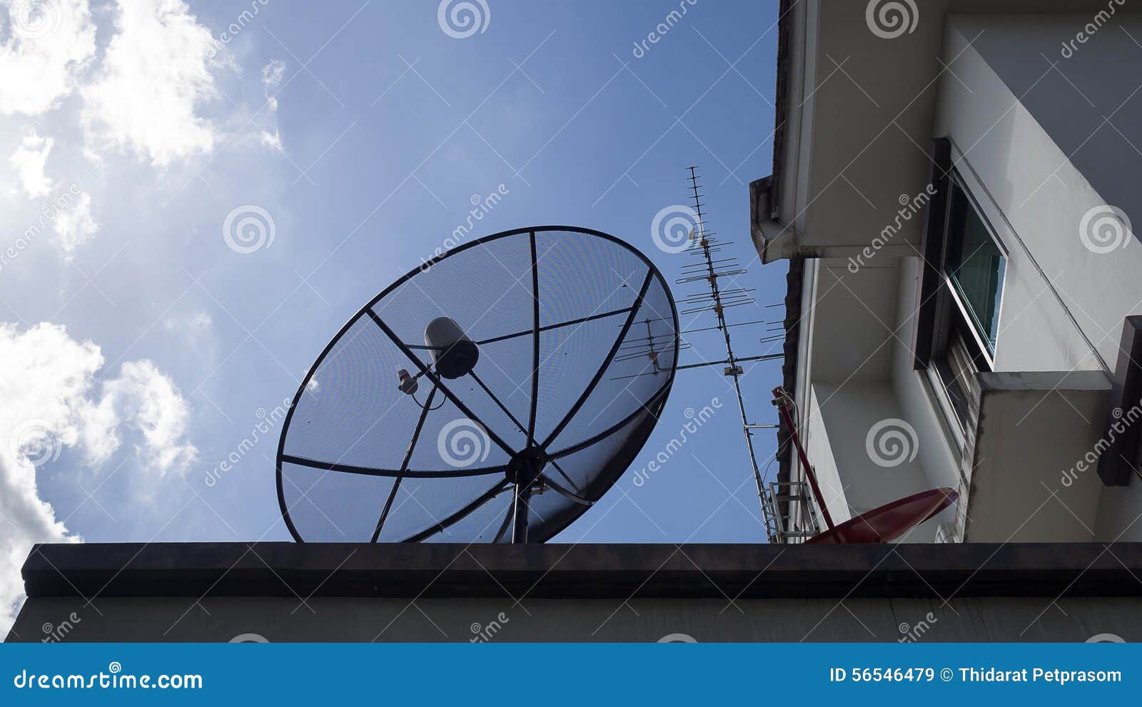 TV Grande Y Torre De Radio Con Varias Antenas Parabólicas Y Equipo De  Comunicación Celular Tula, Rusia Imagen de archivo - Imagen de  comunicación, tula: 114420957