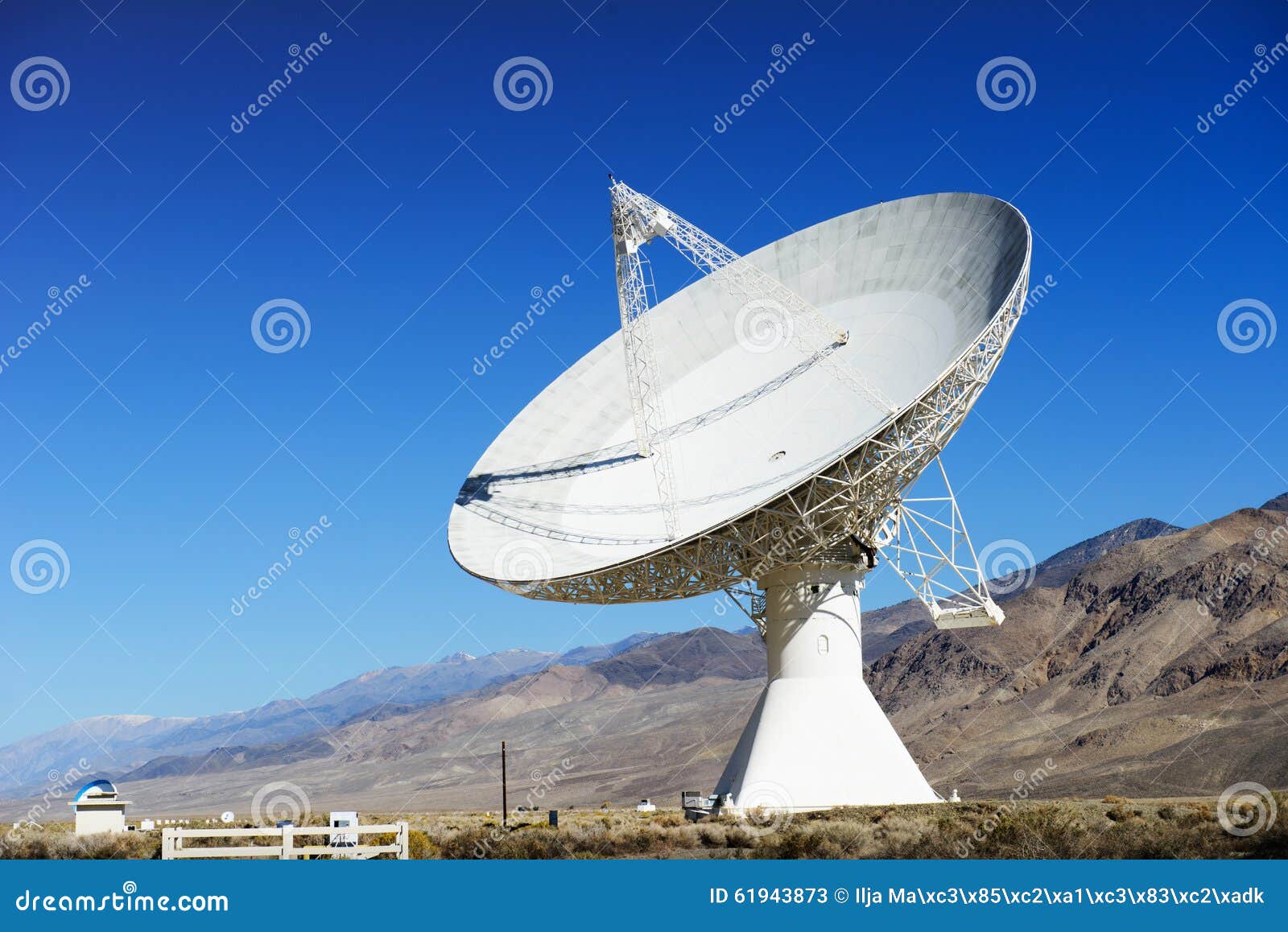 Antenas Parabólicas En Desierto/cielo Azul Claro Imagen de archivo - Imagen  de satélite, ciencia: 61943873