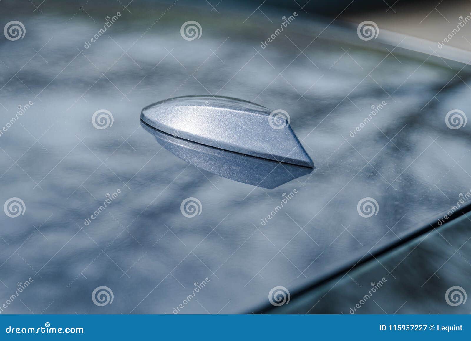 Antenne De Toit D'aileron De Requin Sur La Berline Moderne De Voiture Image  stock - Image du véhicule, évitement: 115937227