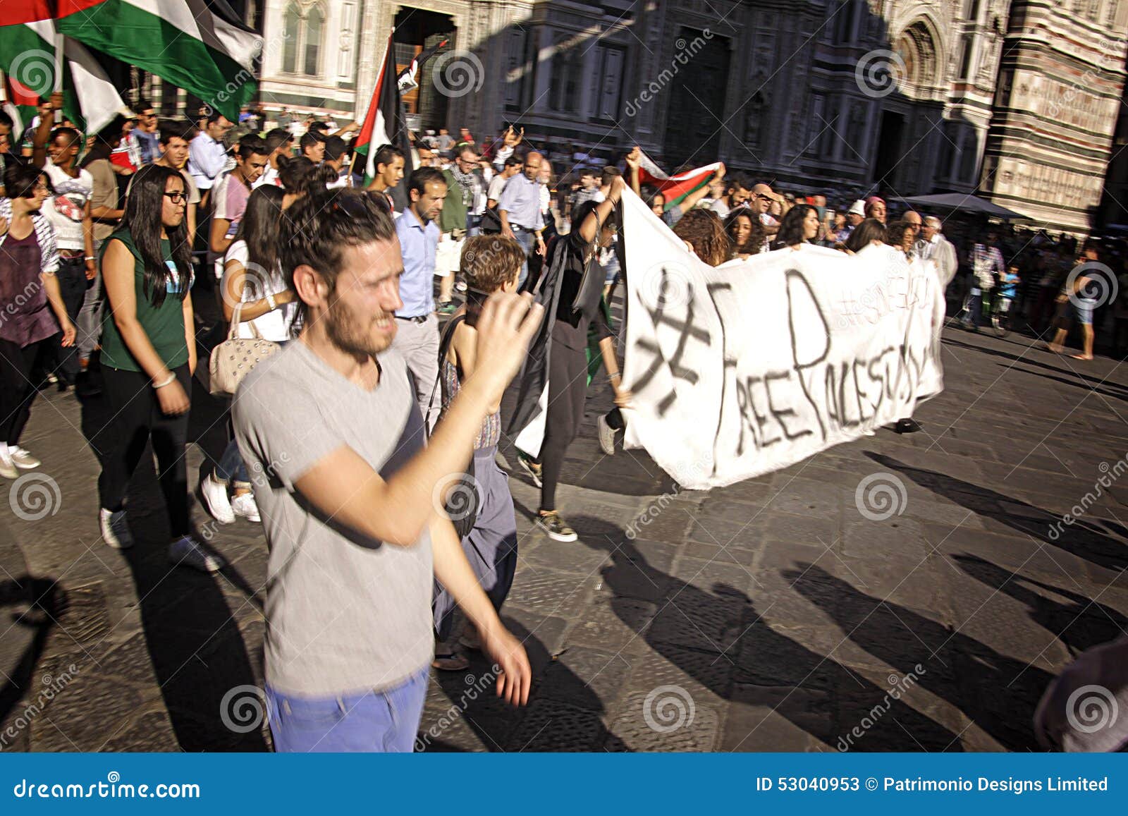 Anti-israelischer Protest, zum von Gaza-Militärschlag zu beenden. FLORENZ JUL 17: Die Anti-israelischen und pro--Palestenian Demonstranten, die Palästina-Flaggen wellenartig bewegen, drehen sich bis zum Anruf für ein Ende zu den Militärschlägen auf Gaza bei Piazza Del Duomo in Florenz, Italien am 17. Juli 2014
