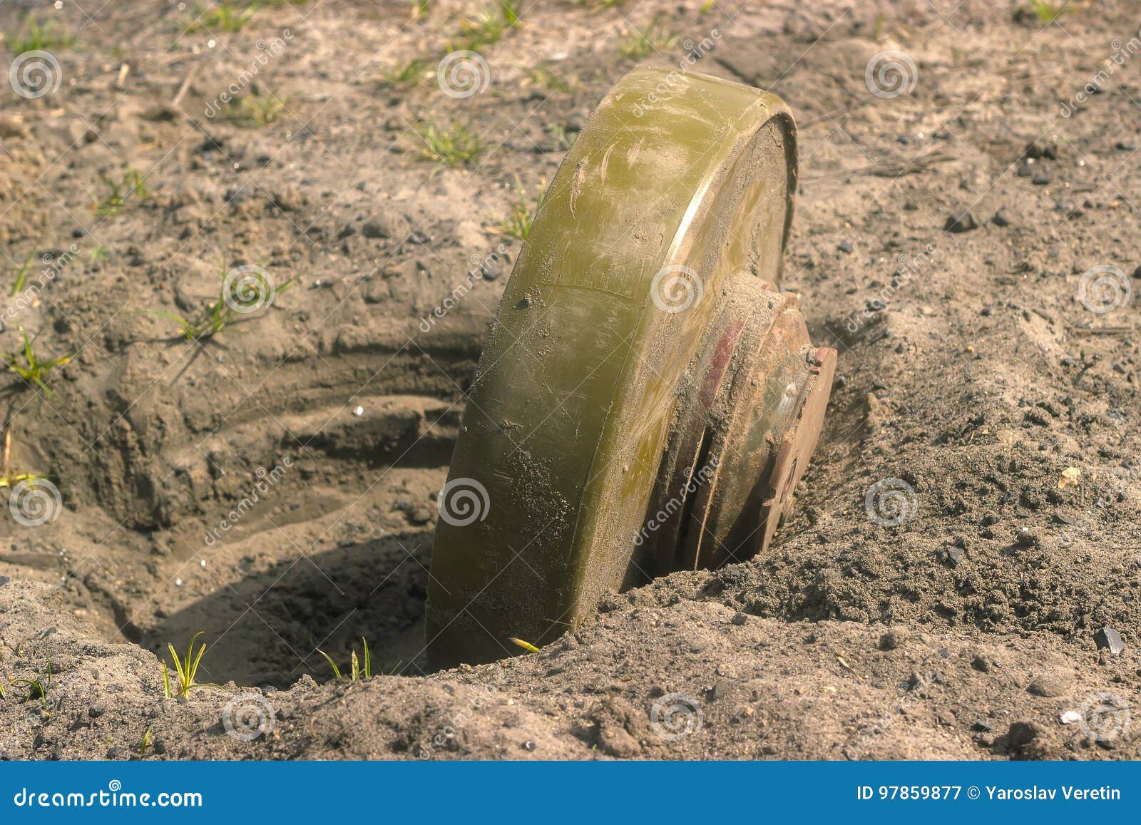 Modern day land mines can be divided into either anti-tank mines or antipersonnel mines. Modern day land mines can be divided into either anti-tank mines or antipersonnel mines.
