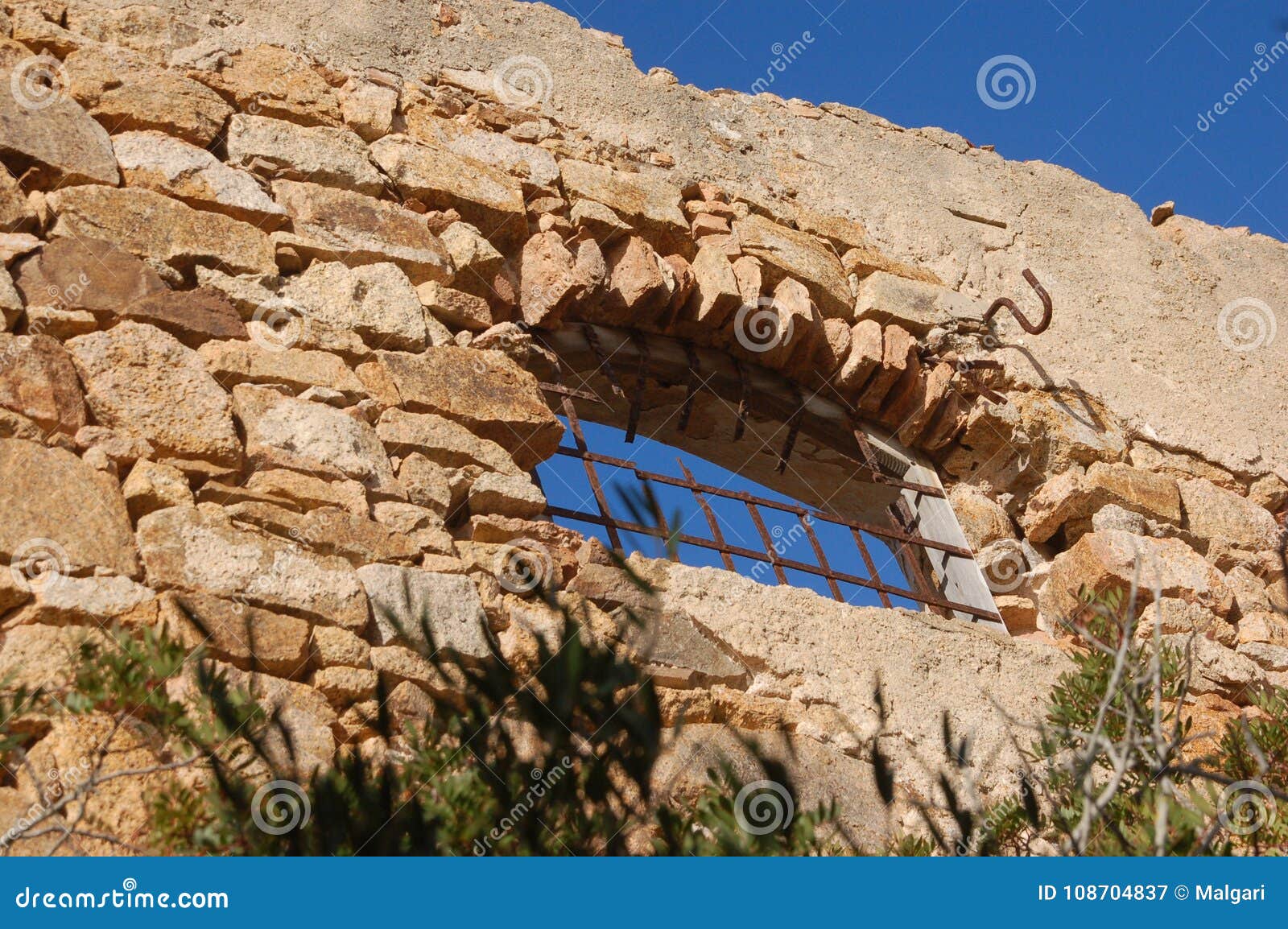 antico muro con finestra