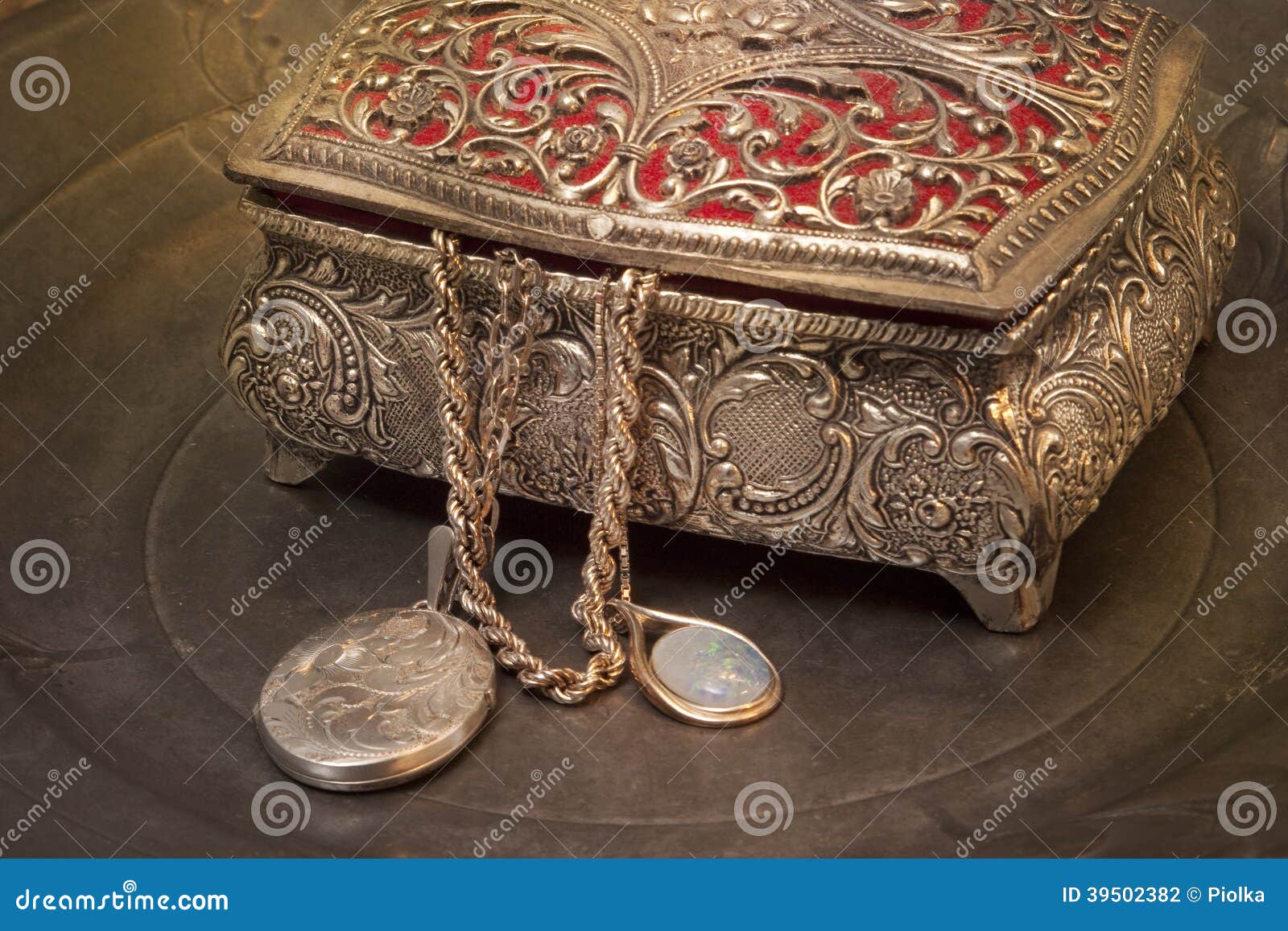 Een trouwe vlot Opnemen Antieke juwelendoos stock foto. Image of goud, schat - 39502382