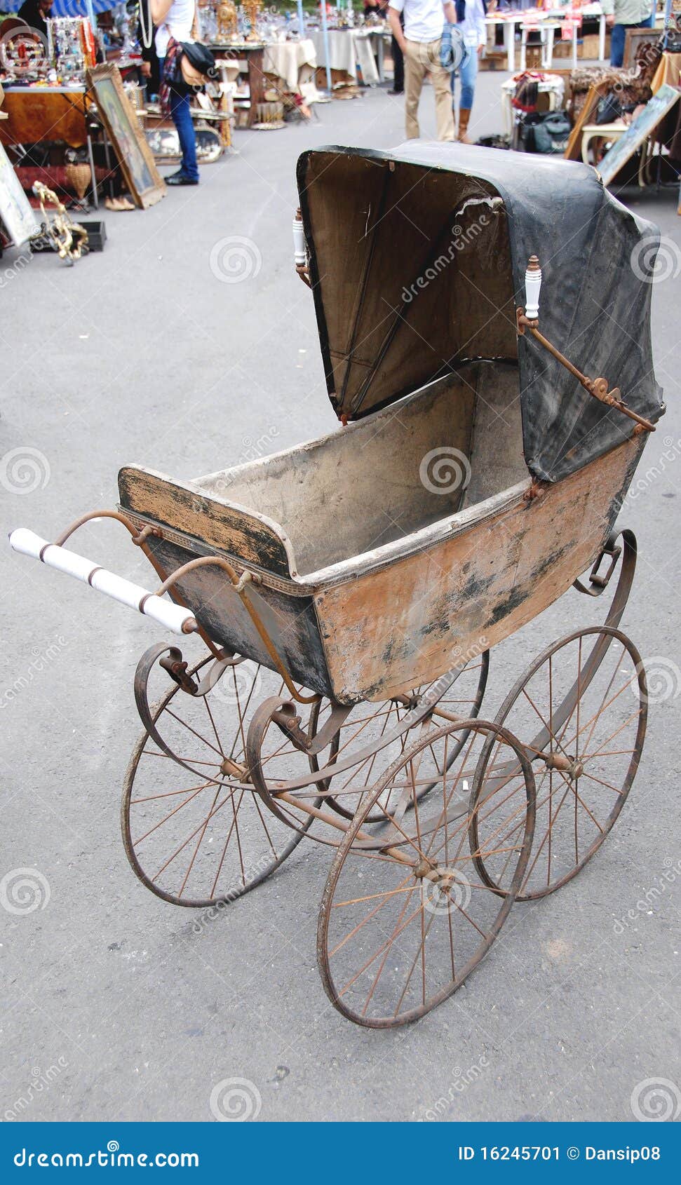 Antieke kinderwagen stock afbeelding. Afbeelding bestaande ...