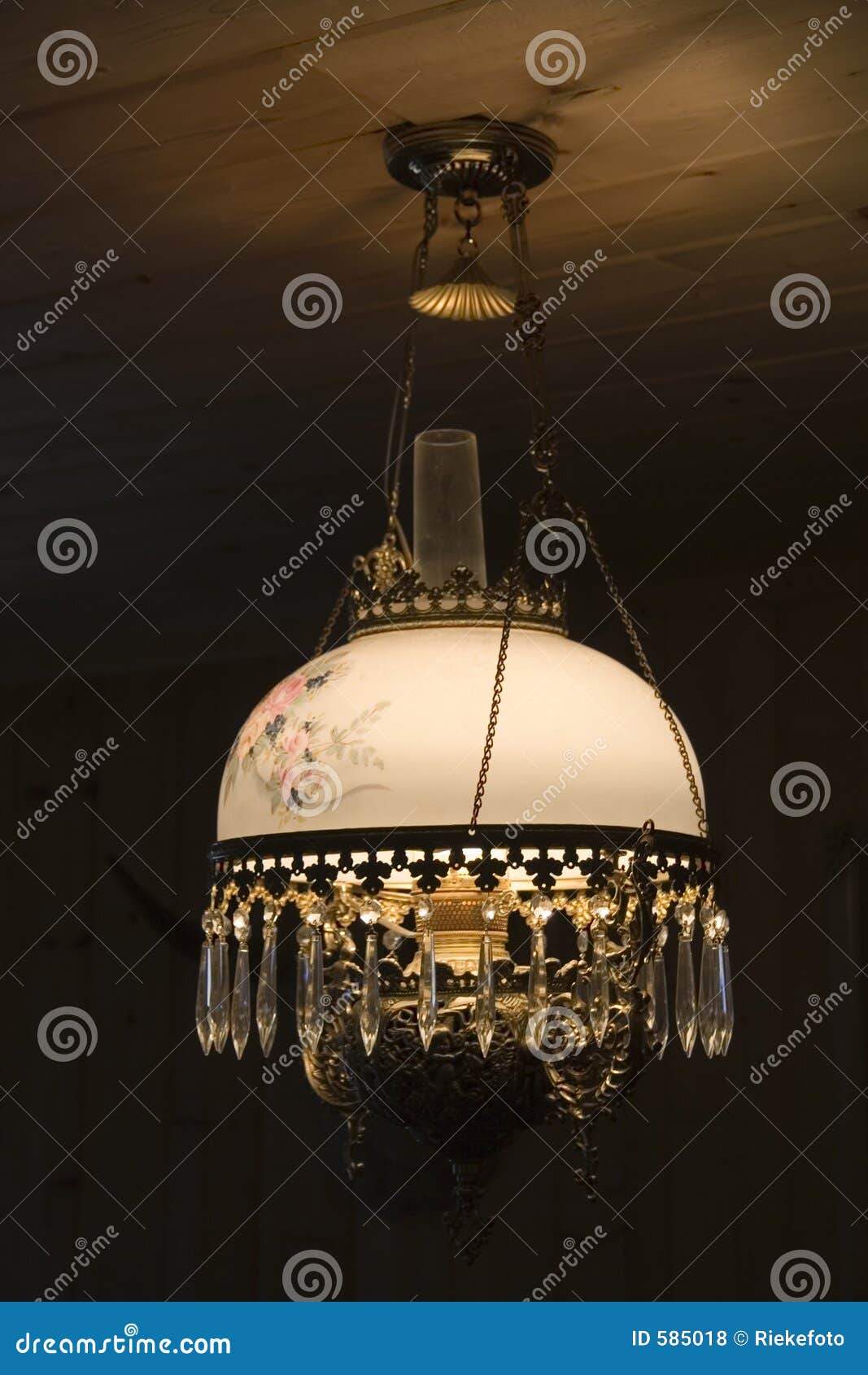 R Commandant Fruitig Antieke plafondlamp stock foto. Image of retro, glinsteren - 585018