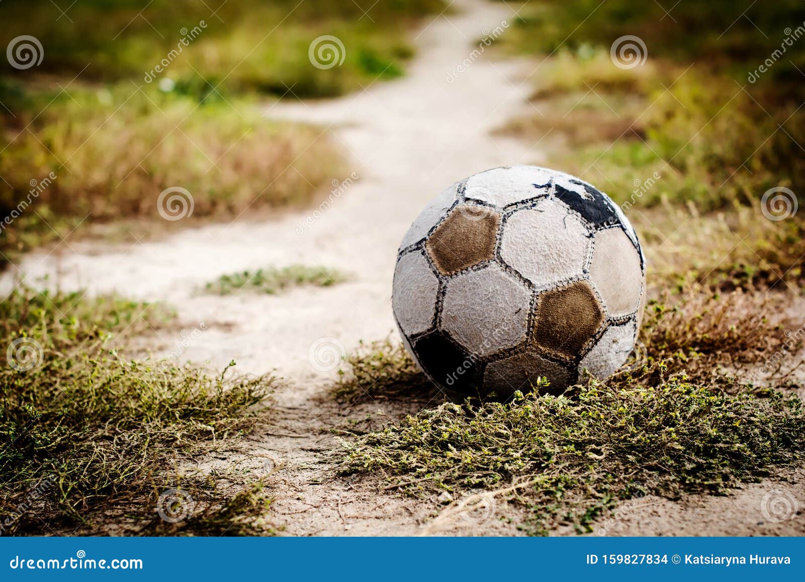 Antiga Bola De Futebol Deitada No Capim Para O Futebol De Rua