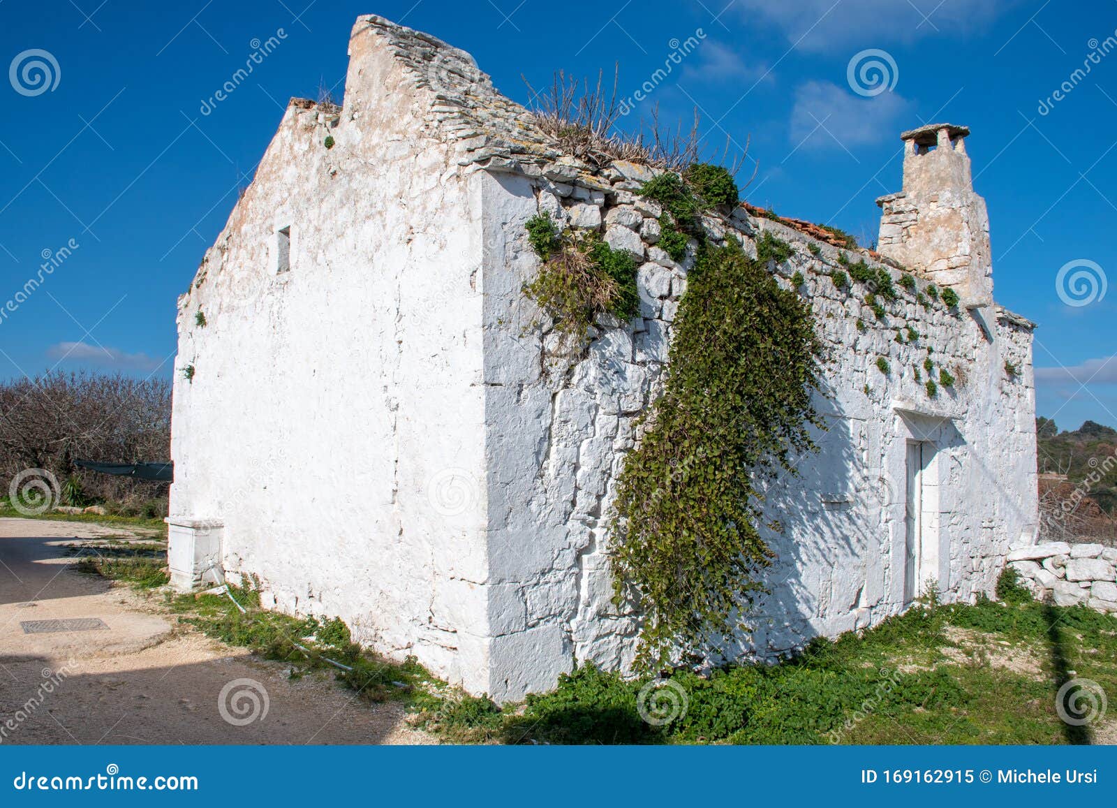 Muro de pedra branca com simbologia local em campo de criptana castilla la  mancha espanha