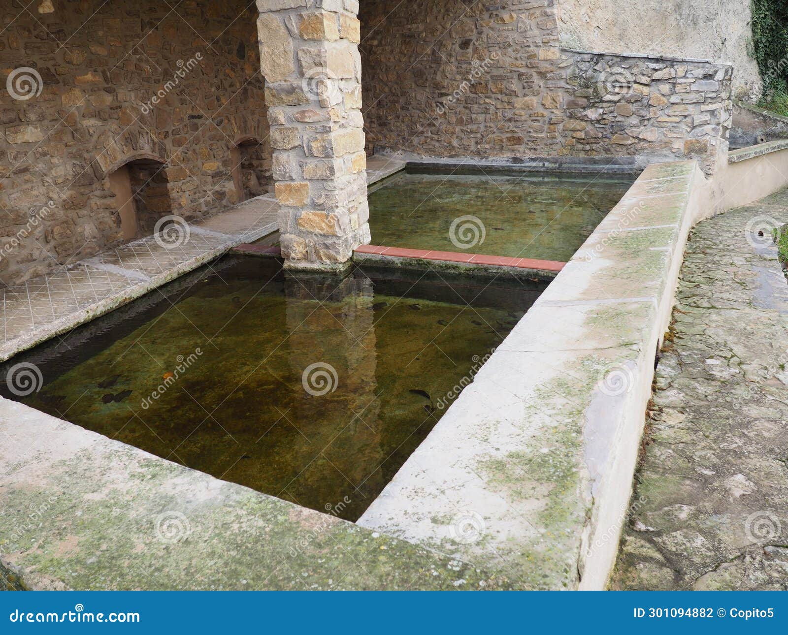 antiguo lavadero de piedra en el bonito pueblo medieval de conesa, tarragona, cataluÃ±a, espaÃ±a, europa