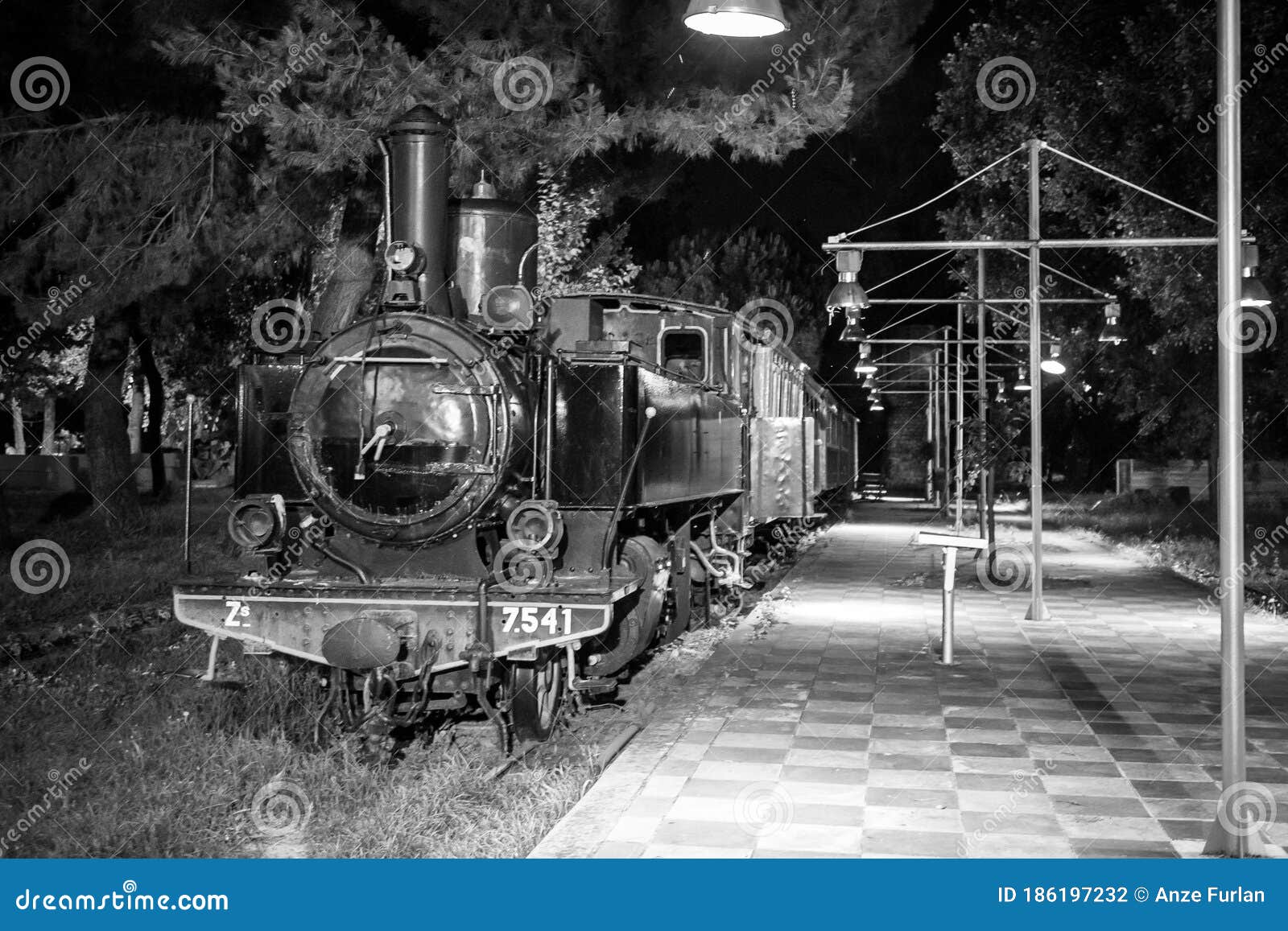 Son Agregar Teleférico Antiguo Tren De Vapor Del Museo En Grecia Fotografía editorial - Imagen de  carriles, locomotora: 186197232