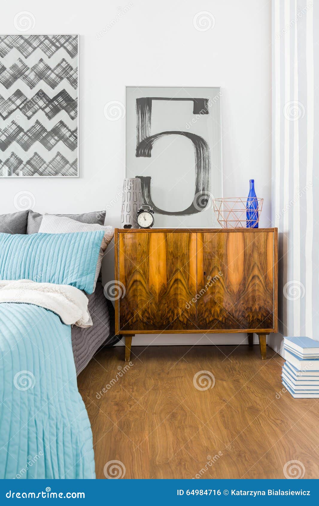 Antik byrå i modernt sovrum arkivfoto bild: 64984716
