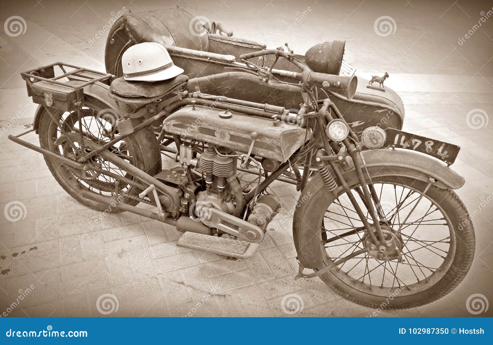 Antik motorcykel & redaktionell foto. Bild av cykel - 102987350
