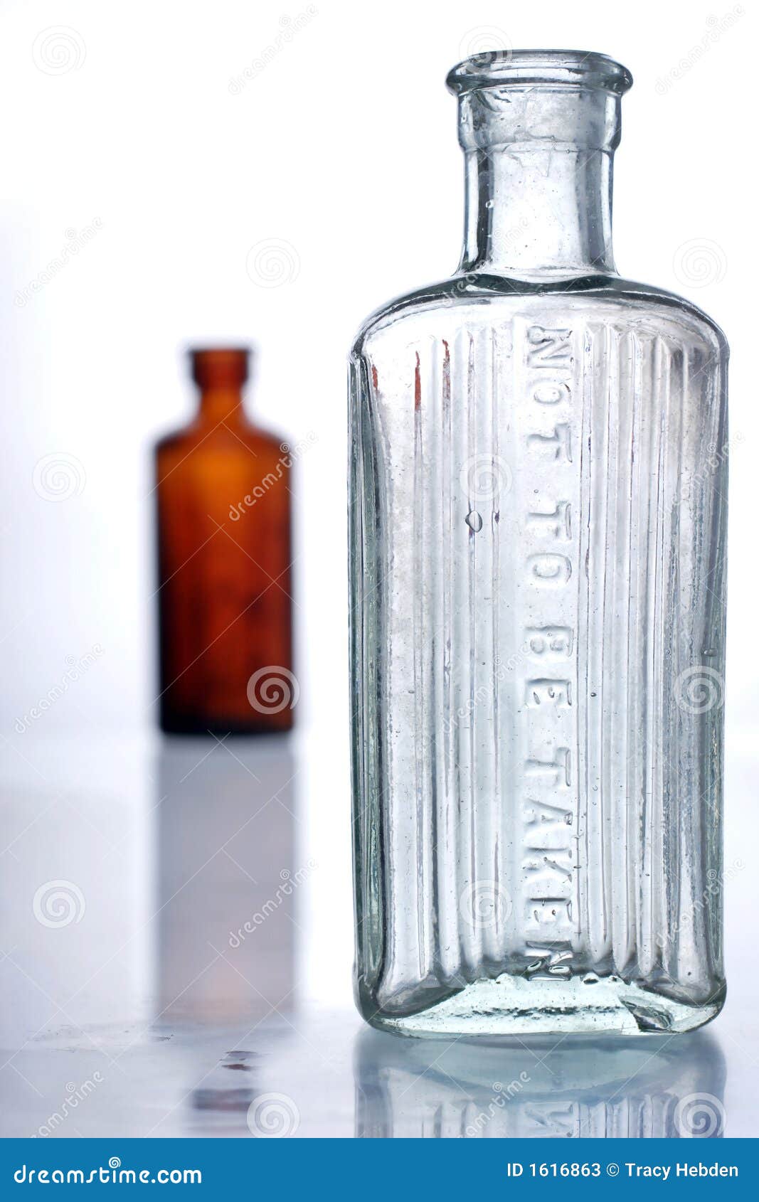 Antike Flaschen stockbild. Bild von speicherung, giftstoff - 1616863