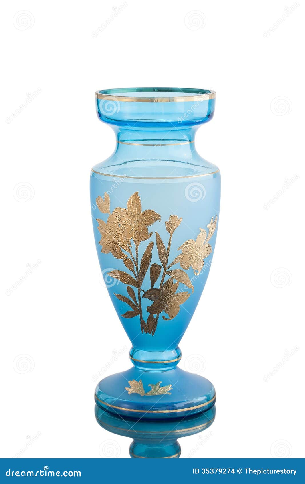Antiker Vase - geschliffenes Glas - auf weißem Hintergrund. Antiker Vase auf weißem Hintergrund