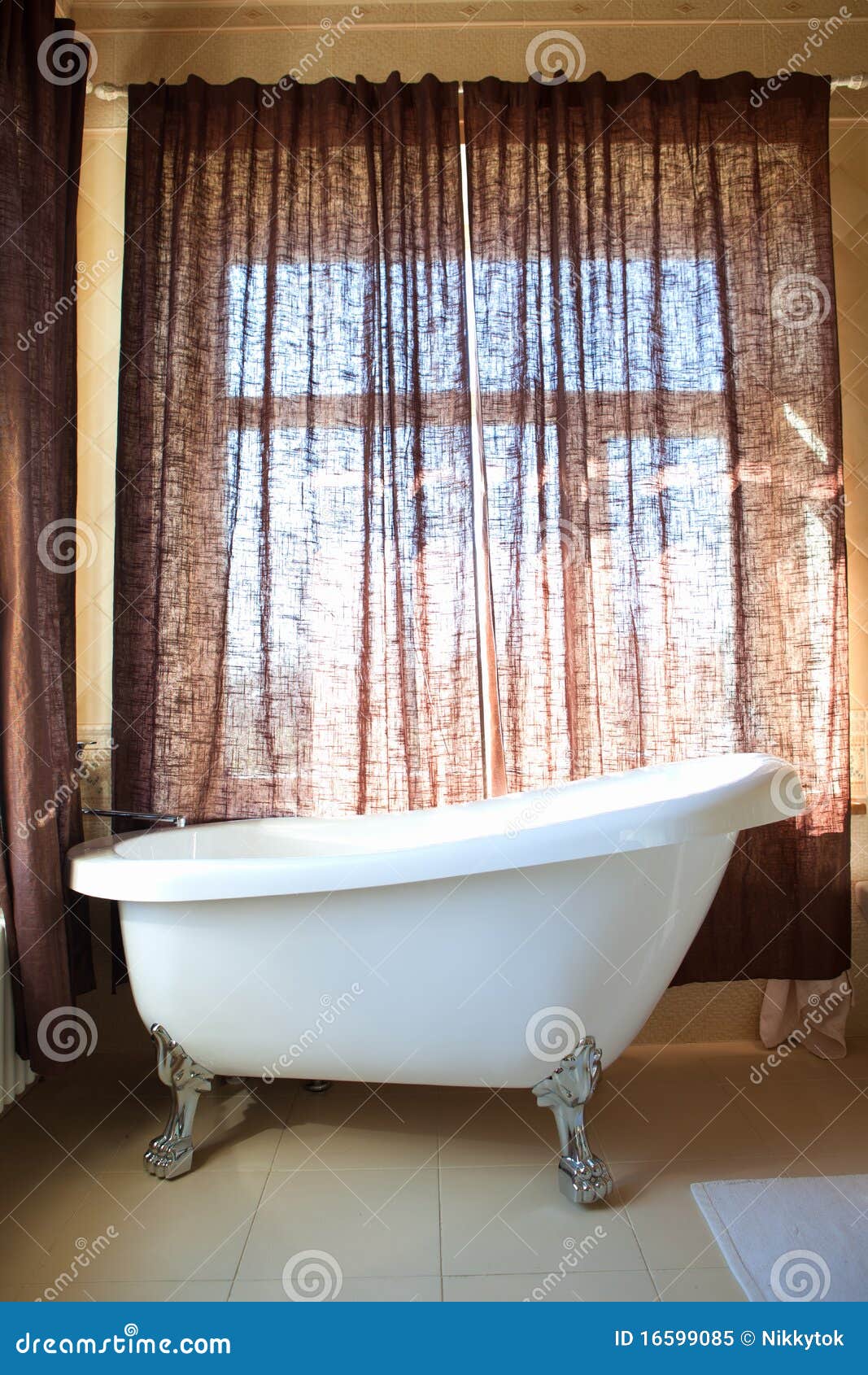 Antikes Bad stockbild. Bild von sonnig, wasser, metall - 16599085