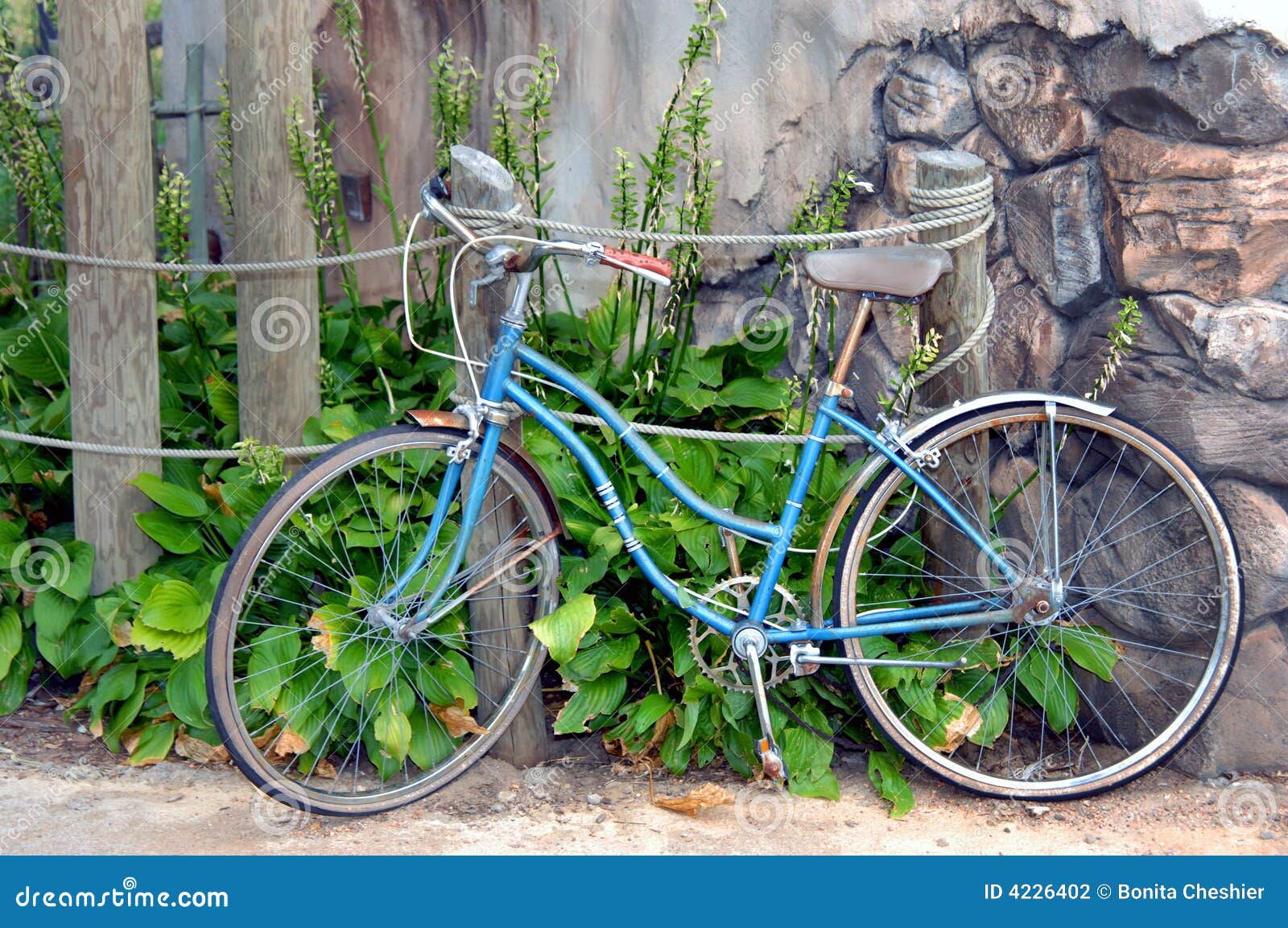 Antikes Fahrrad stockfoto. Bild von sammelbar, griff