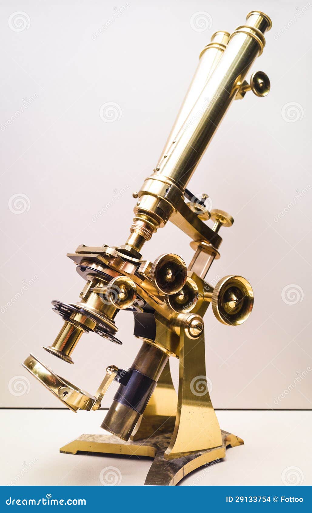 Antikt mikroskop arkivfoto. Bild av mässings, enkelt 29133754