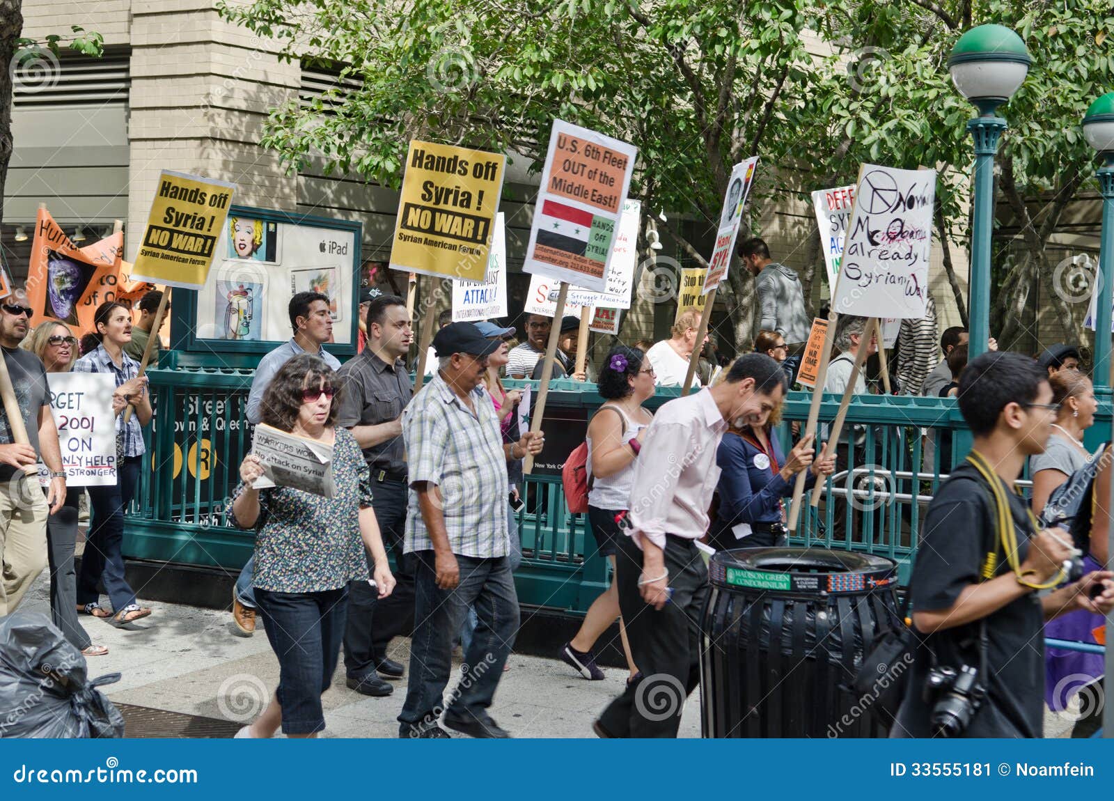 Antioorlogsprotest. Manhattan, NYC, de V.S.: De demonstratiesystemen protesteren tegen de oorlog met Syrië op 7 September, 2013 in de Stad van New York, de V.S.