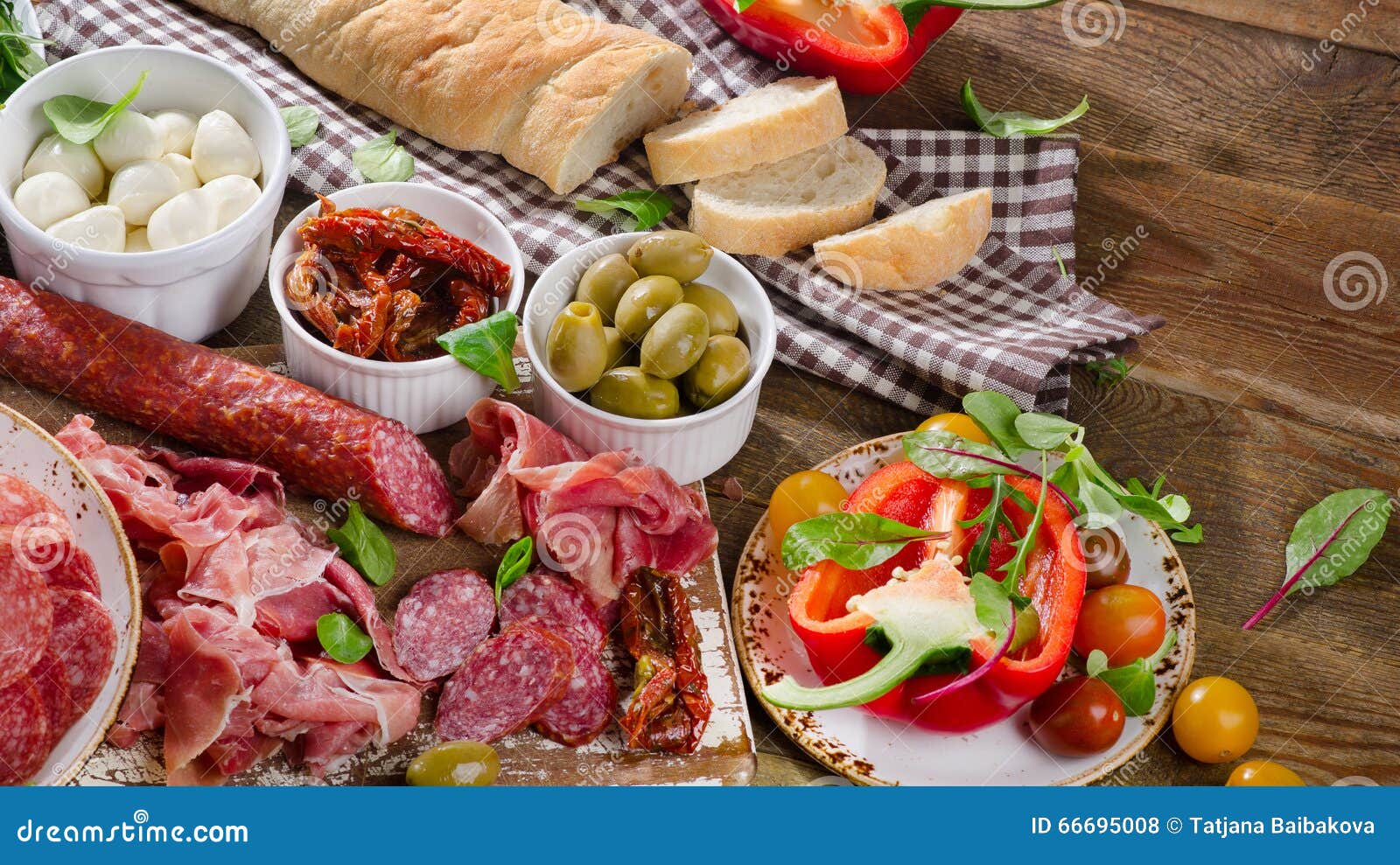 Antipasto Italiano En La Tabla De Madera Foto de archivo Imagen de