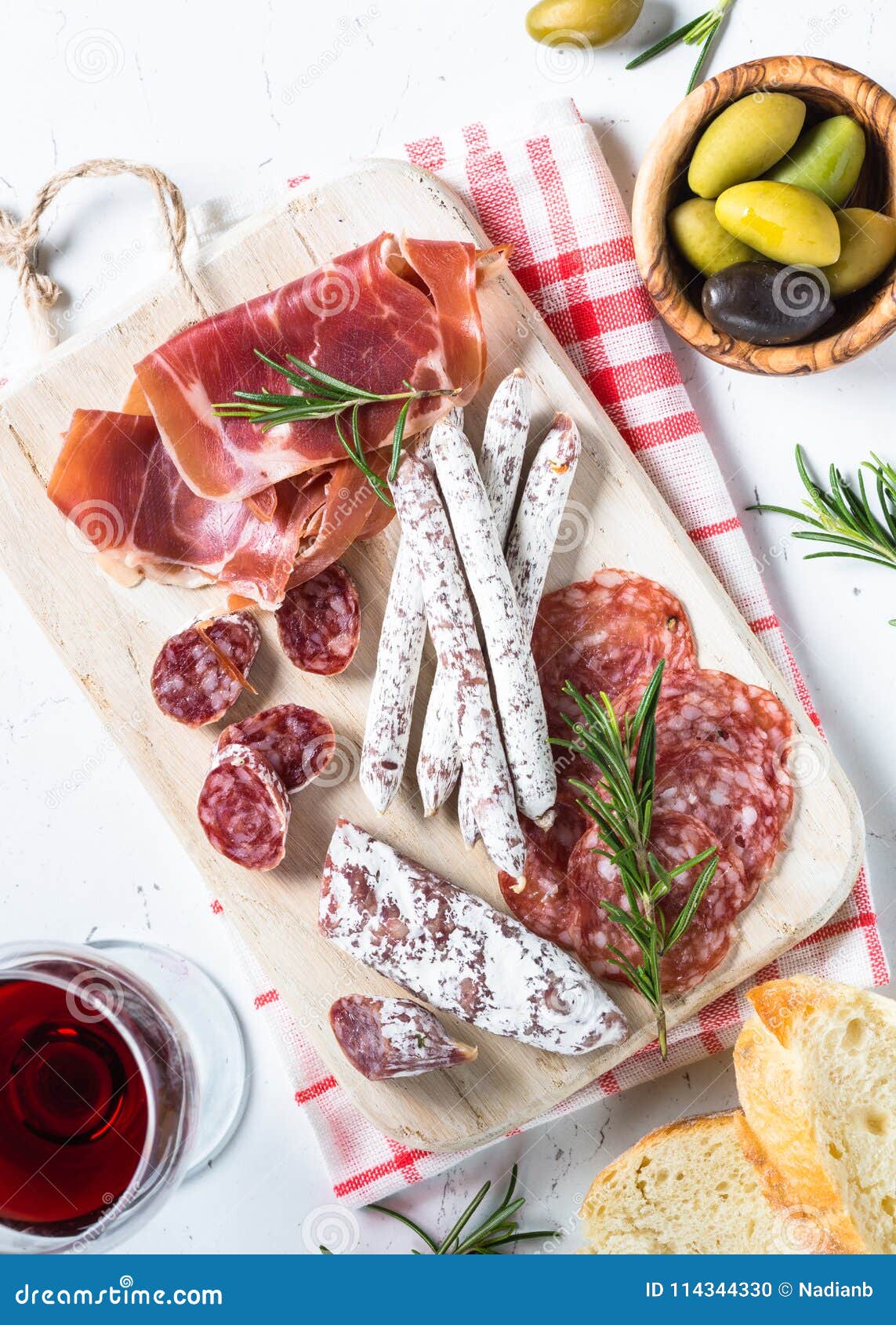 Antipasto Italiano Tradicional En Blanco Foto de archivo Imagen de romero, endecha 114344330
