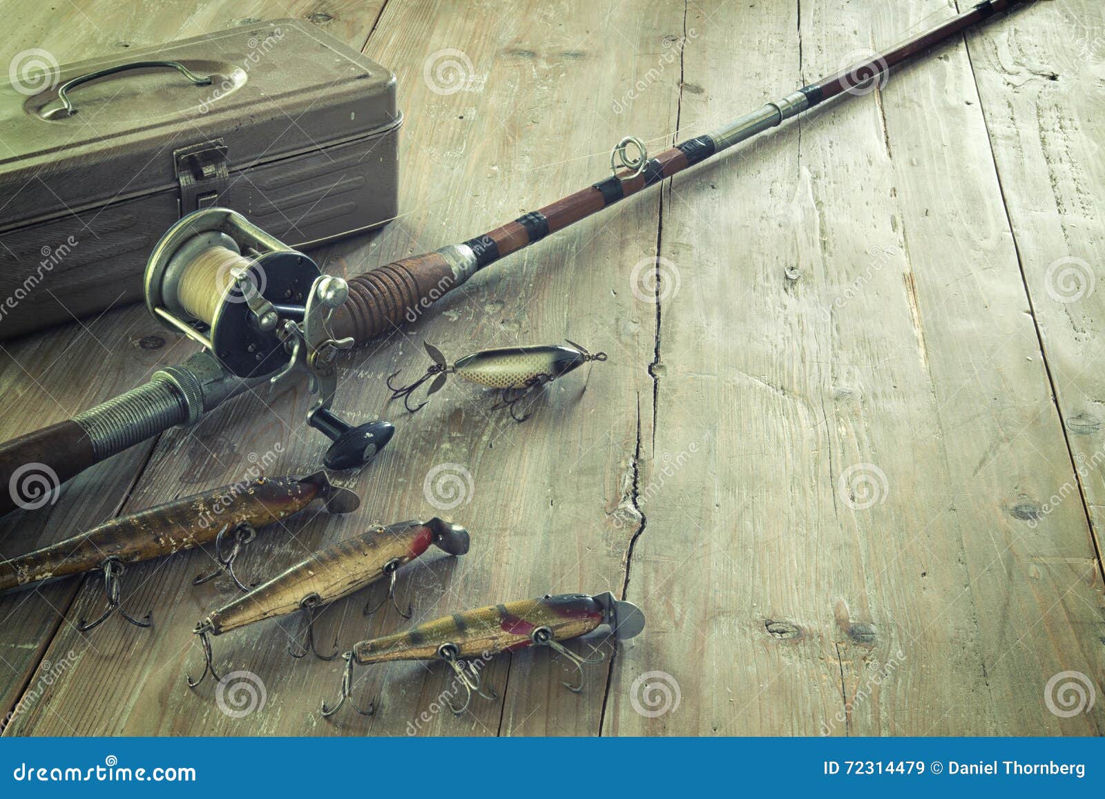 https://thumbs.dreamstime.com/z/antique-fishing-rod-lures-grunge-wood-surface-tackle-box-bait-casting-72314479.jpg