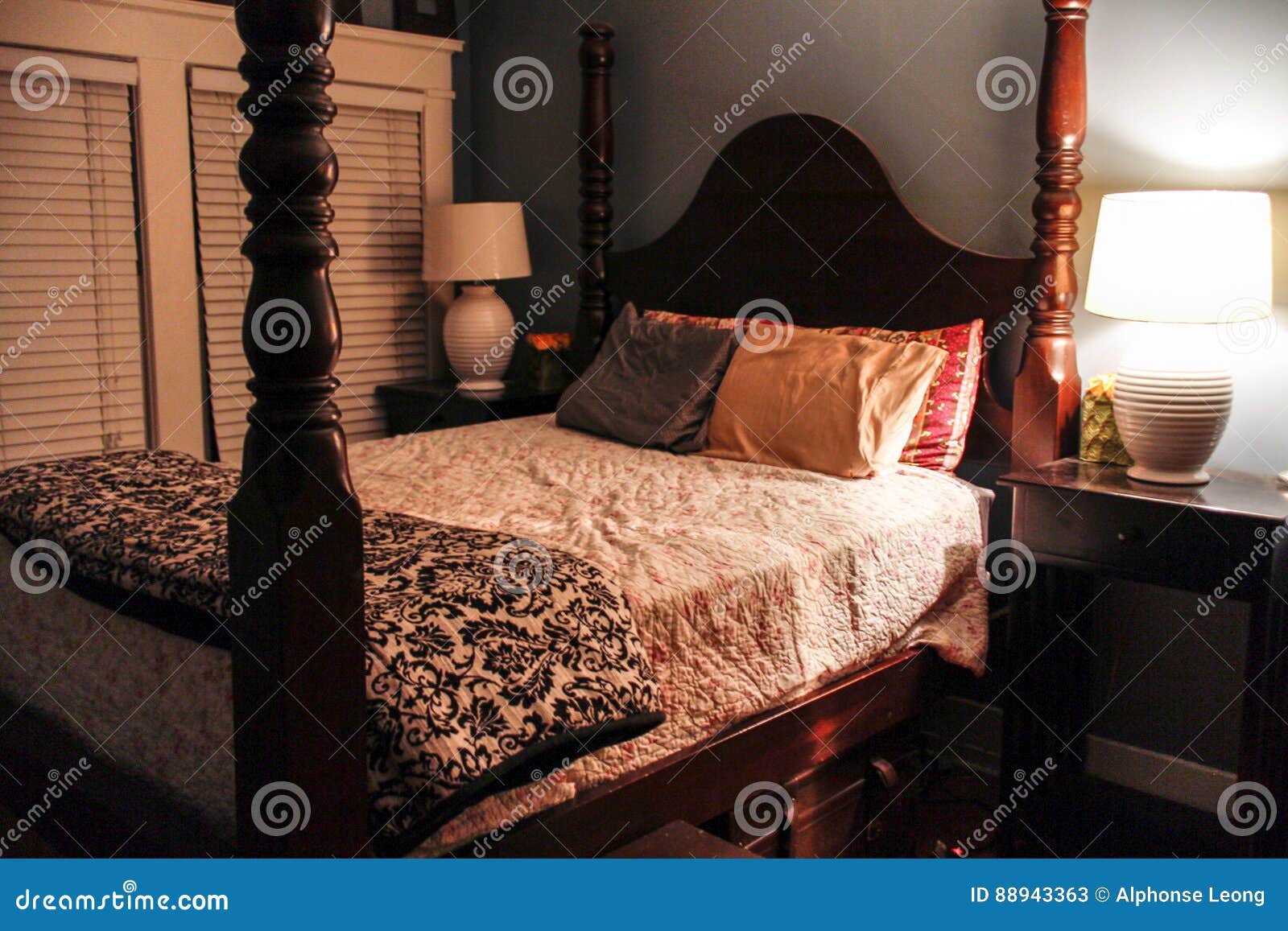 Antique Four Post Queen Size Bed Stock Image Image Of Interior