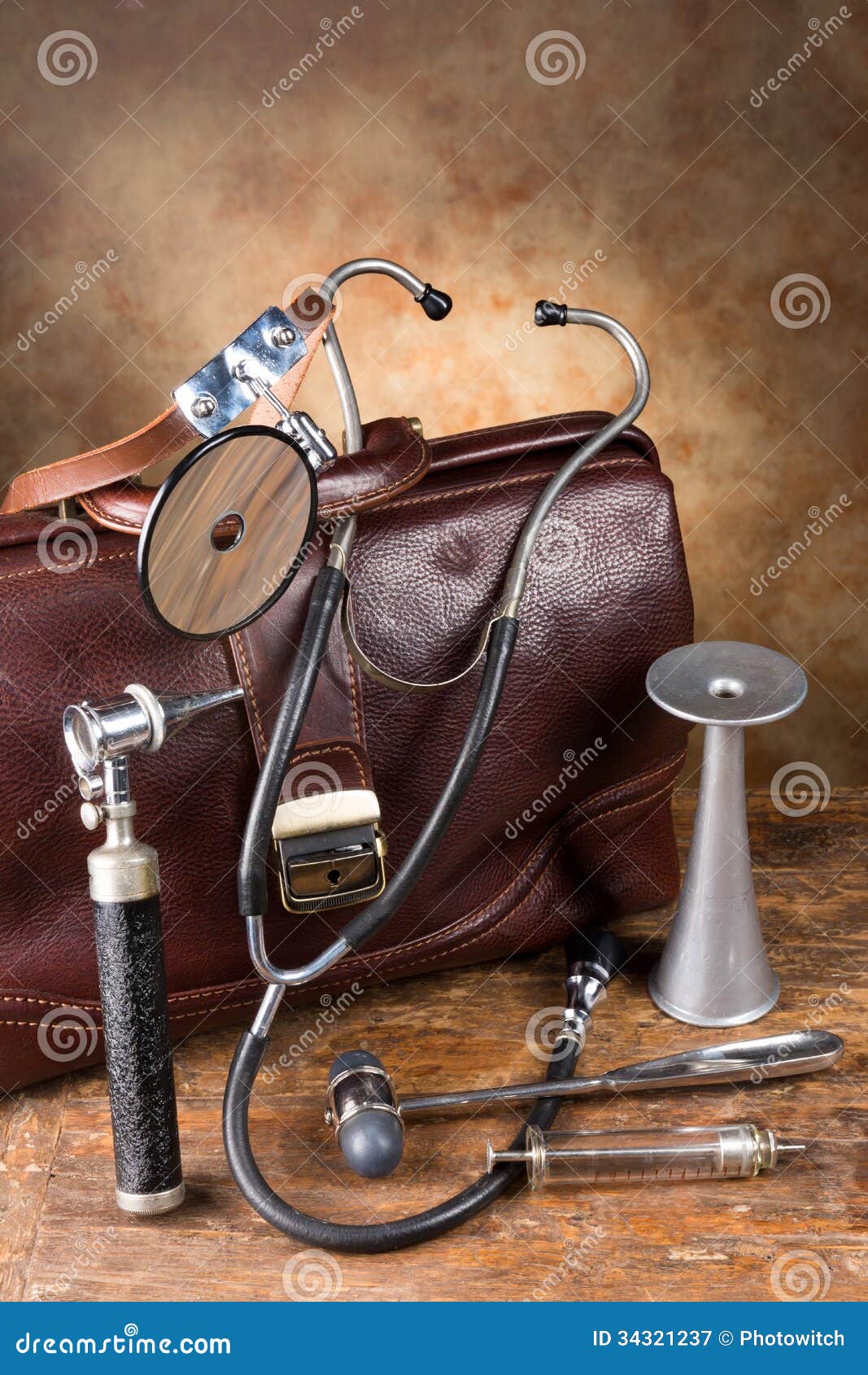 Old Brown Leather Doctors Bag And Stethoscope Stock Photo - Download Image  Now - Doctor, Bag, White Background - iStock