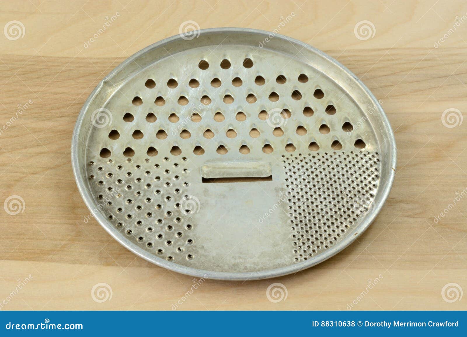 https://thumbs.dreamstime.com/z/antique-retro-flat-round-cheese-grater-different-size-holes-88310638.jpg