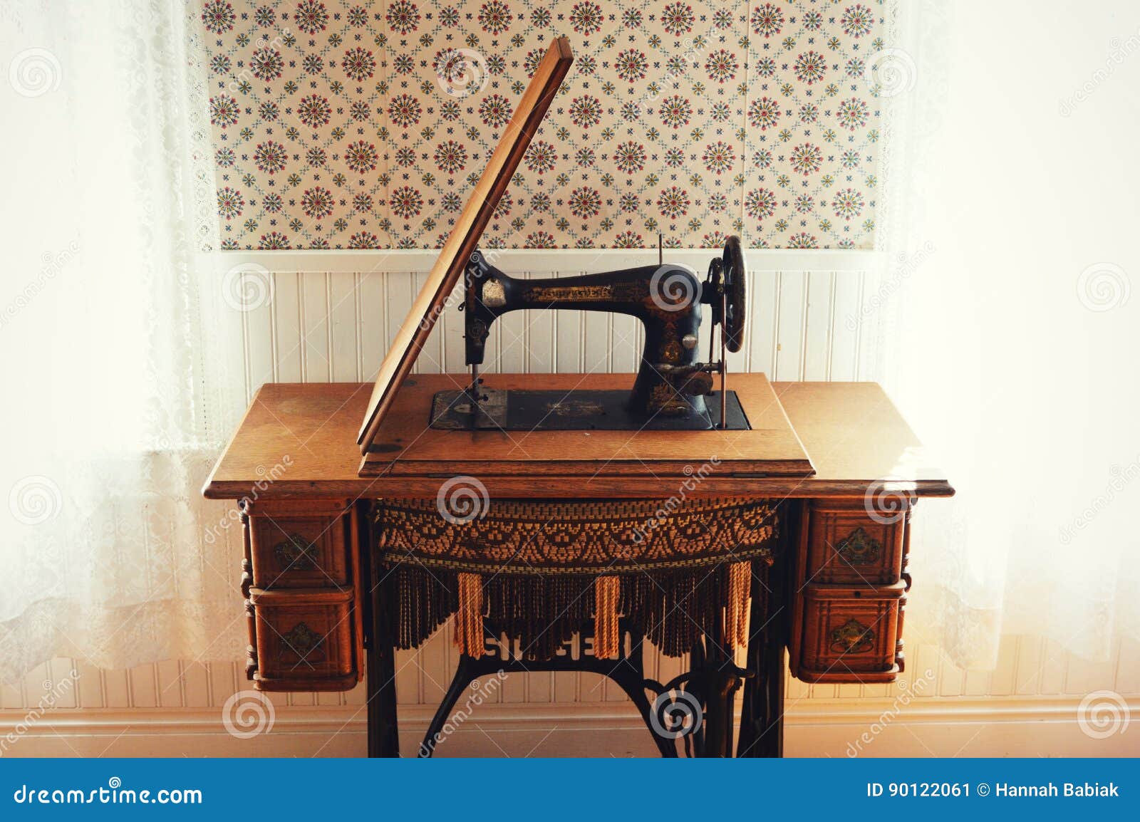 60+ Singer Sewing Machine Stock Photos, Pictures & Royalty-Free Images -  iStock