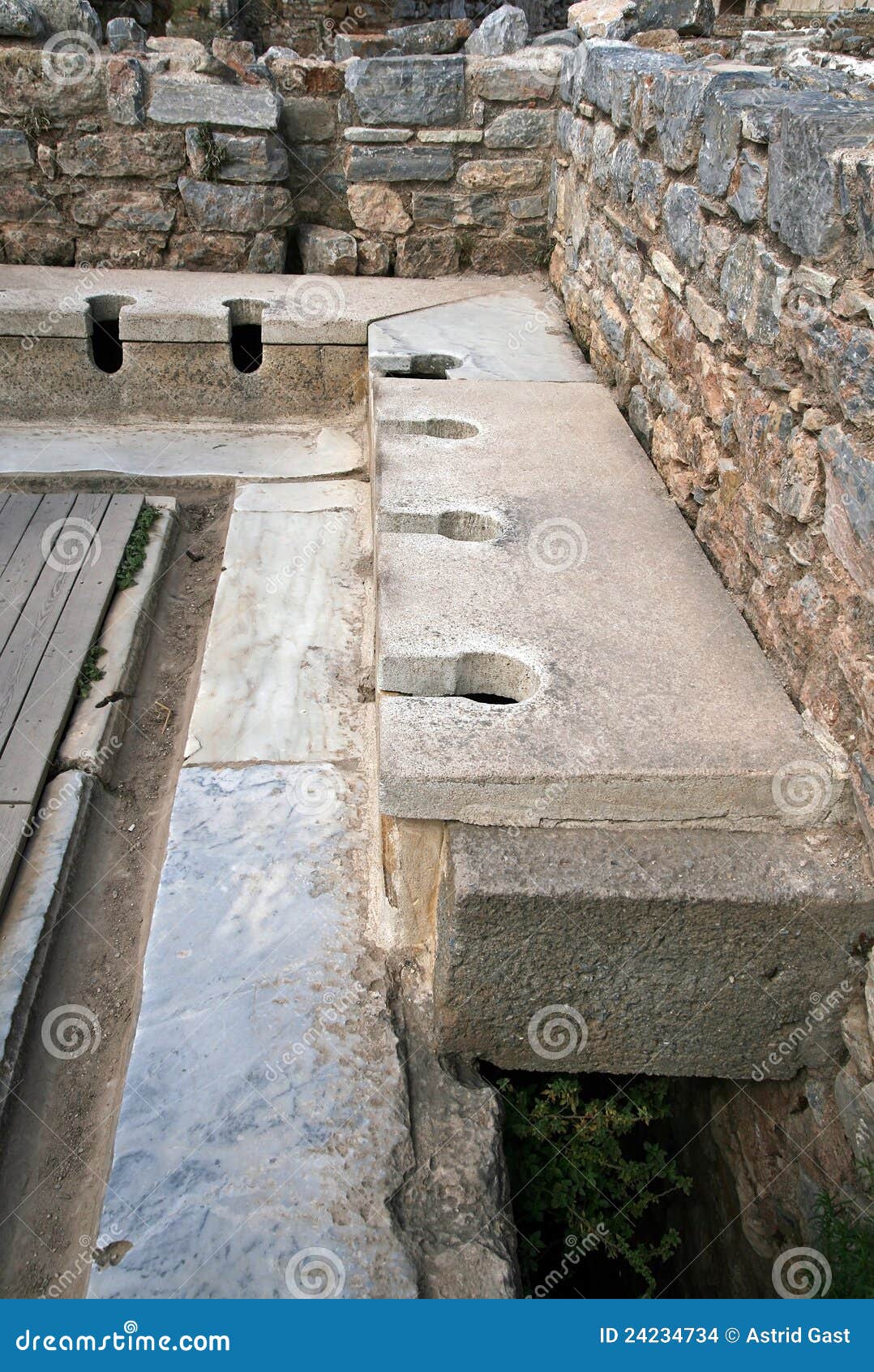 139 Antique Toilets Stock Photos - Free \u0026 Royalty-Free Stock Photos from  Dreamstime, image size:1078x1690