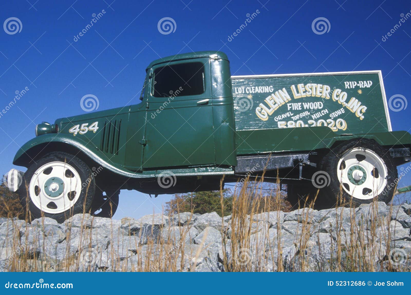 An antique truck editorial photo. Image of automobile 52312686