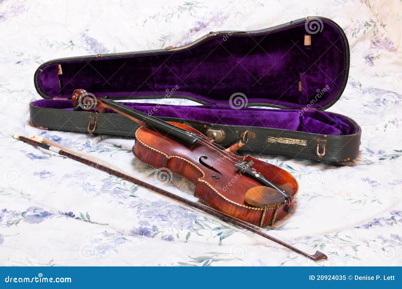 Antique Violin with Case stock image. Image of potrzeba 20924035