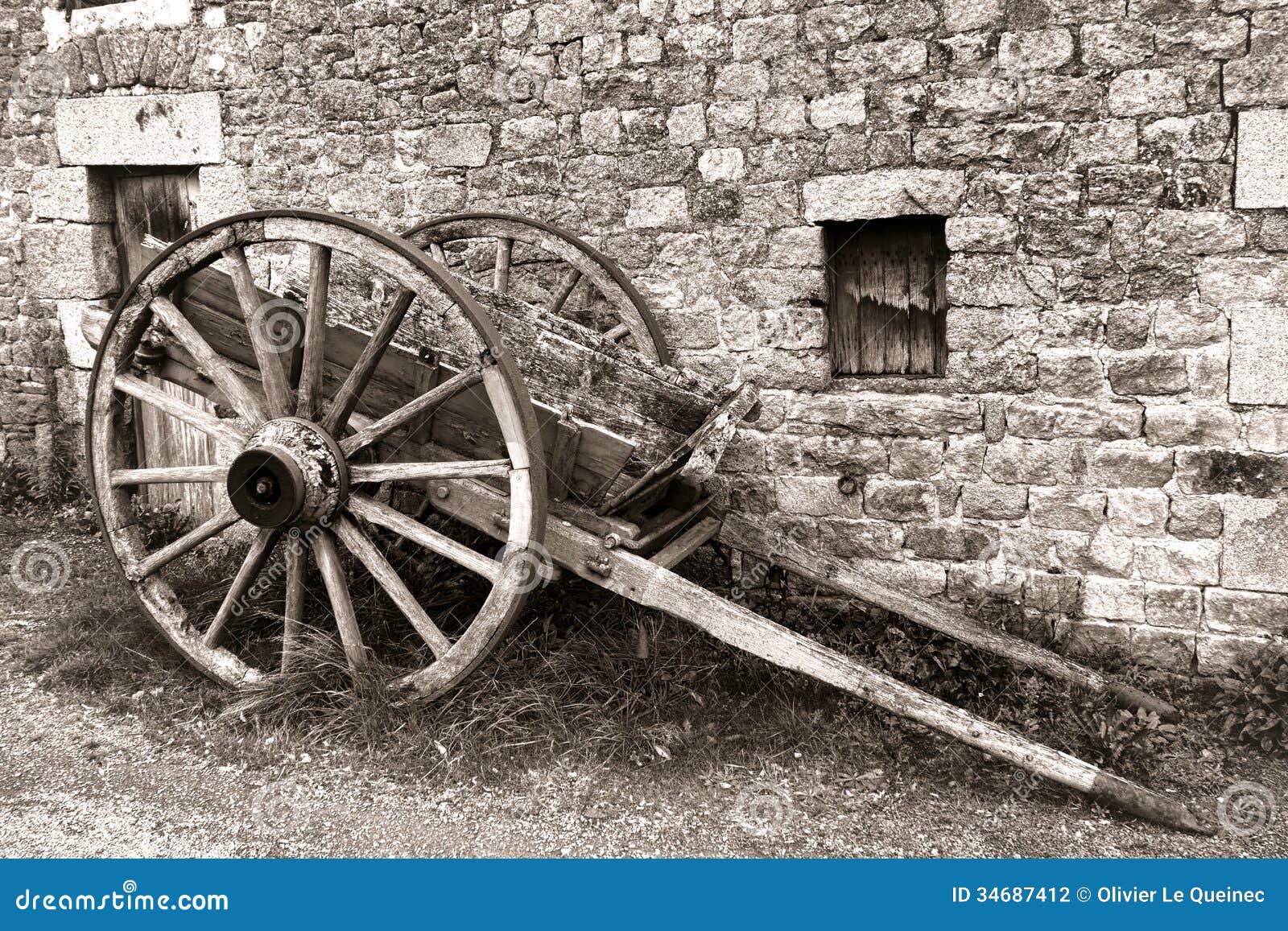 Antique Wood Wagon Wheel Carriage Cart At Old Farm Stock Photography 