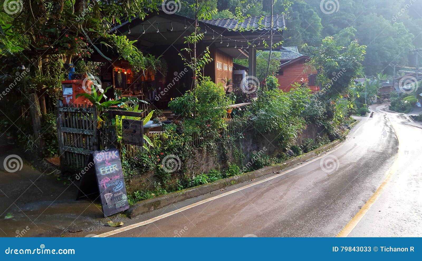 Antivari e resturant in Mae KumPong Ville. Poco negozio dell'open bar e di alimento della capanna in chiangmai Tailandia