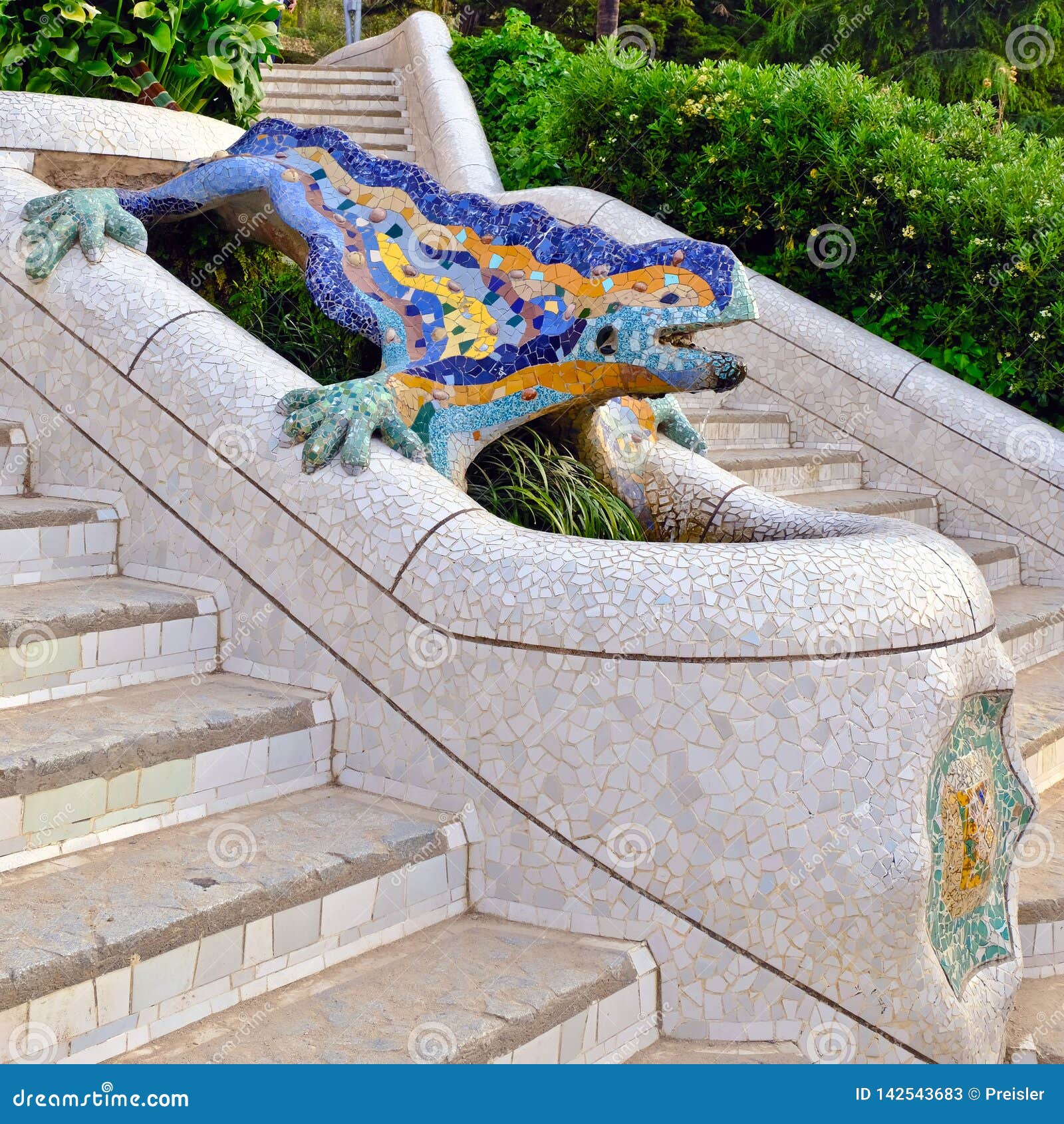 Fuente De Agua De Antoni Gaudi En El Parque Guell, Barcelona