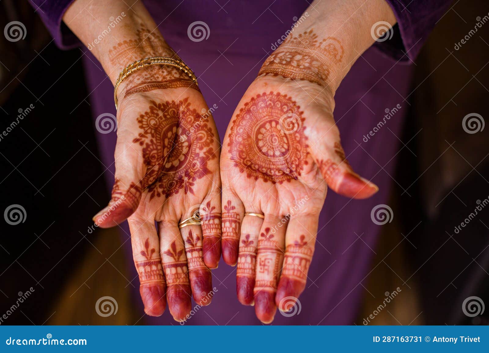 Hindu Wedding Couple Ring Ceremony Stock Photo - Image of ring, mehndi:  283944500