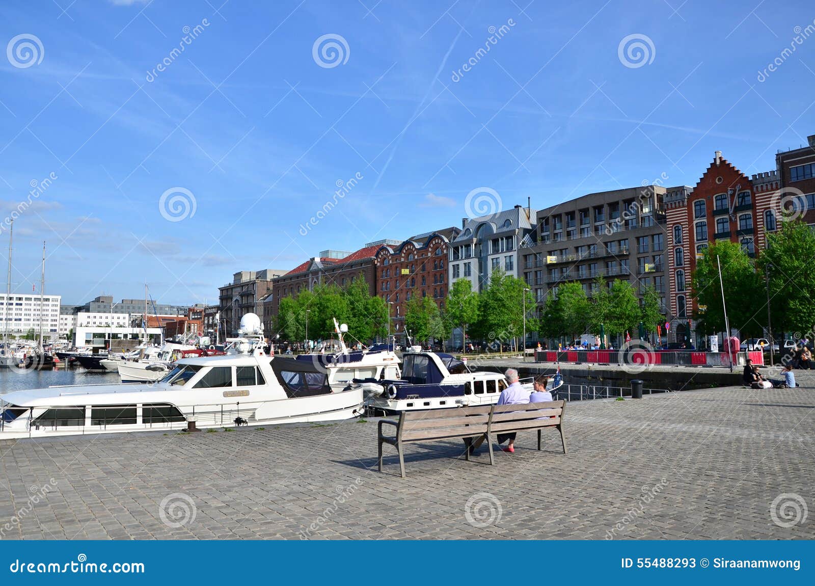 Antwerpen, Belgien - 10. Mai 2015: Yachten festgemacht in Willem Dock in Antwerpen. Antwerpen, Belgien - 10. Mai 2015: Yachten machten in Willem Dock fest, der vom Museum aan de Stroom in Antwerpen, Belgien dargestellt wurde