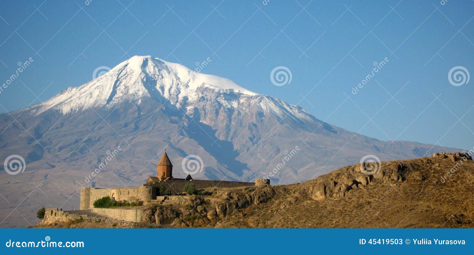 Antyczny ortodoksyjny kamienny monaster w Armenia, Khor VirapÂ monasterze, robić czerwona cegła Ararat i góra. Antyczny ortodoksyjny kamienny monaster w Armenia, Khor VirapÂ monasterze, robić czerwonej cegły, góry Ararat góra Ararat i krajobraz below Armenia i Indyczej rewolucjonistki w jesieni śnieżna nakrętka na halnym wierzchołku wulkan
