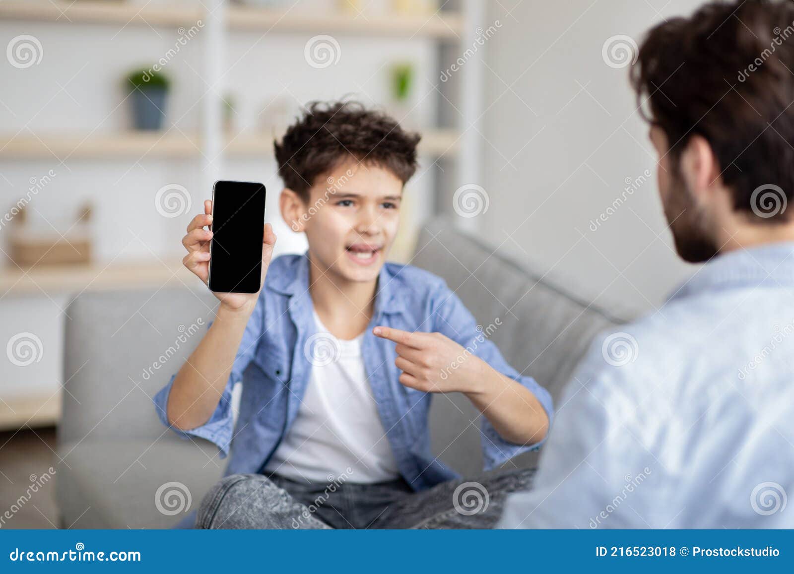 Dois meninos estão competindo em um jogo para celular