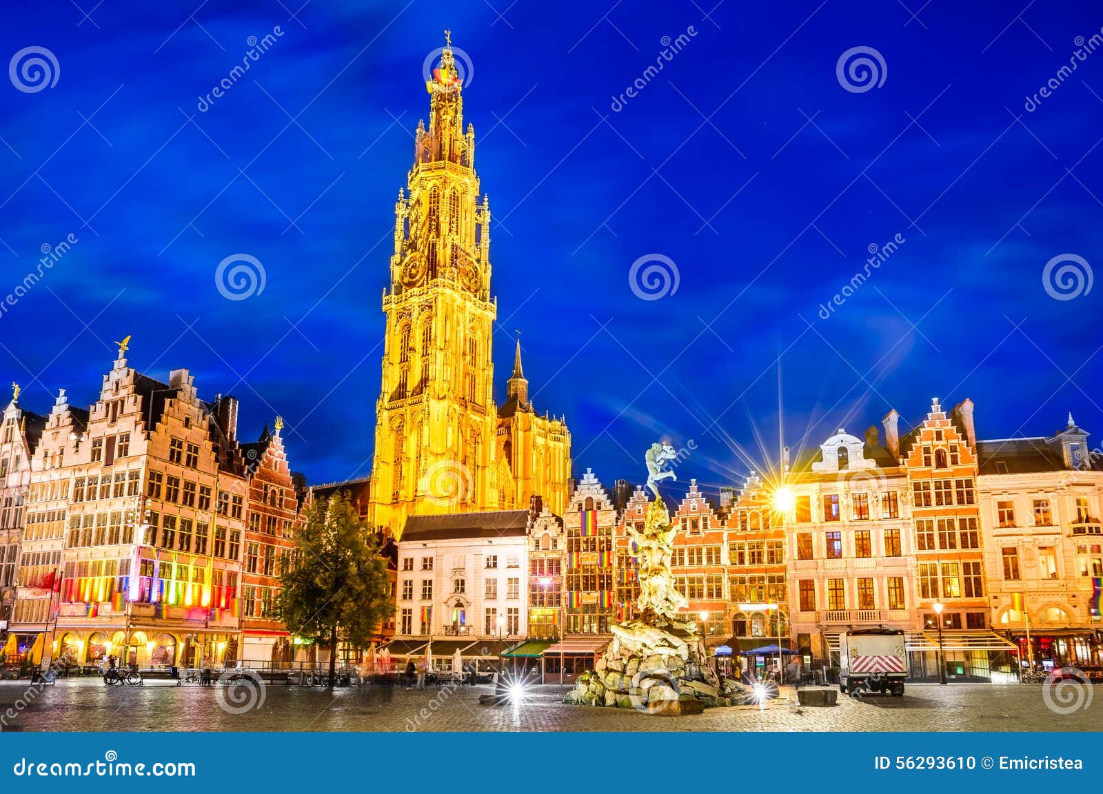 Anversa, Belgio. Antwerpen, Belgio Scena di notte Anversa del centro, nel Belgio lungo Meir Street famoso e la torre sola della cattedrale della nostra signora