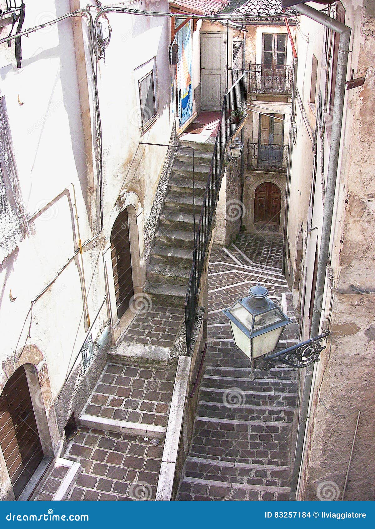 Anversa del sistema de Abruzos de escaleras. Anversa, Abruzos, Italia - 4 de septiembre de 2010: sistema de escaleras entre los edificios viejos en la ciudad antigua de Anversa, centro vacacional italiano del Apennines