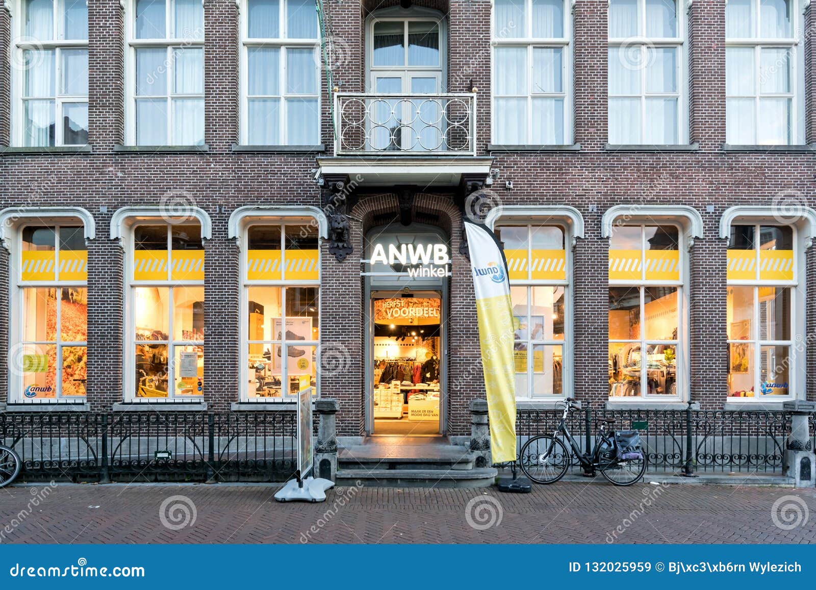 Evolueren Communistisch Kinderrijmpjes ANWB Winkel in Sneek, Nederland Redactionele Stock Afbeelding - Image of  merk, teken: 132025959