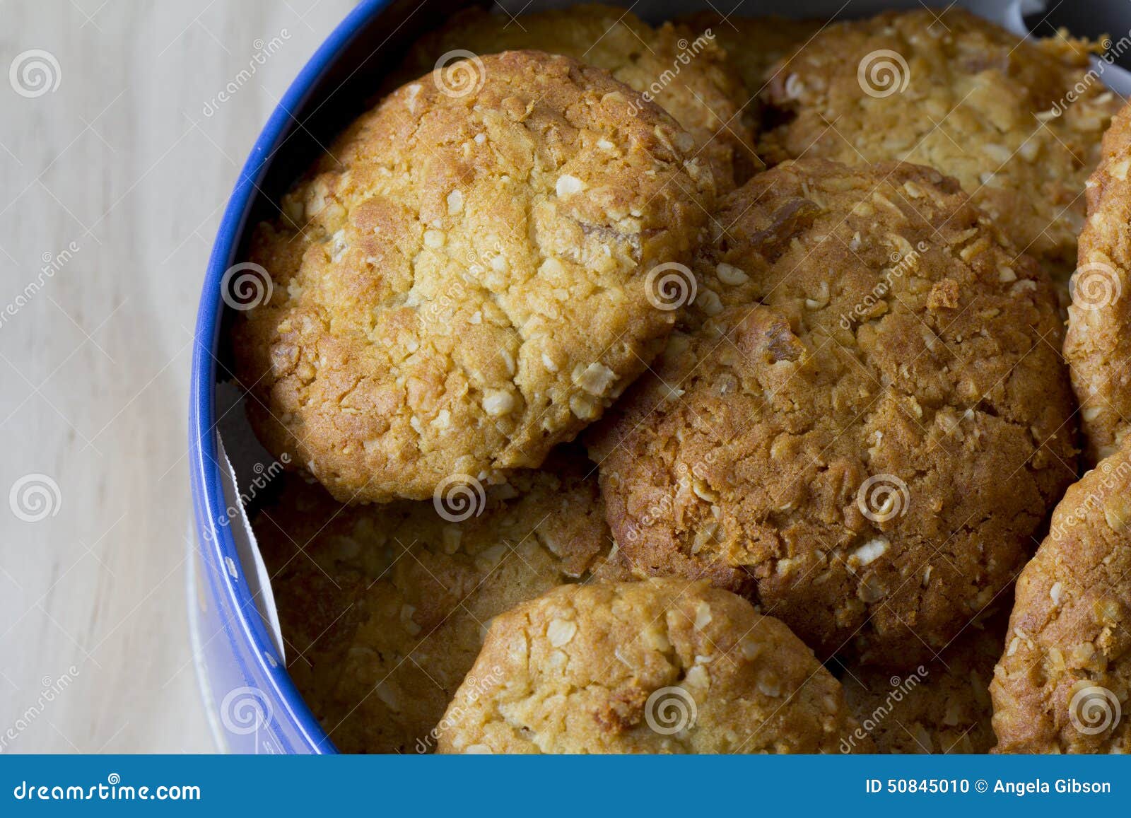 Fermez-vous d'Anzac Biscuits dans un bidon sur un Tableau