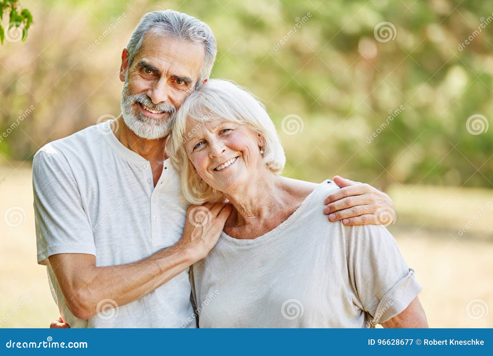 Anziani Felici Che Abbracciano E Che Sorridono Immagine Stock Immagine Di Esterno Abbracci 96628677