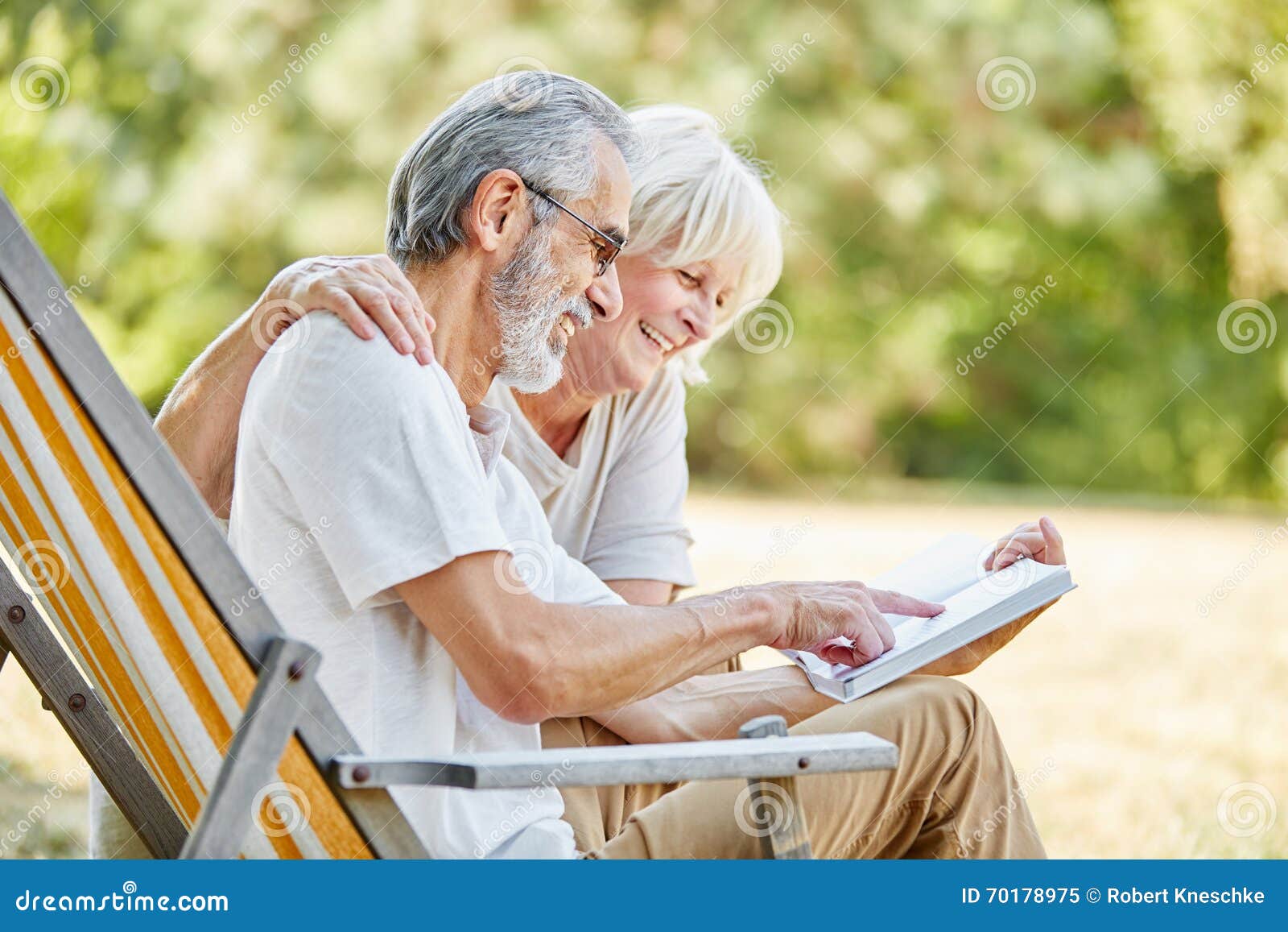 Anziani Felici Che Leggono Un Libro Immagine Stock Immagine Di Lifestyle Associazione 70178975